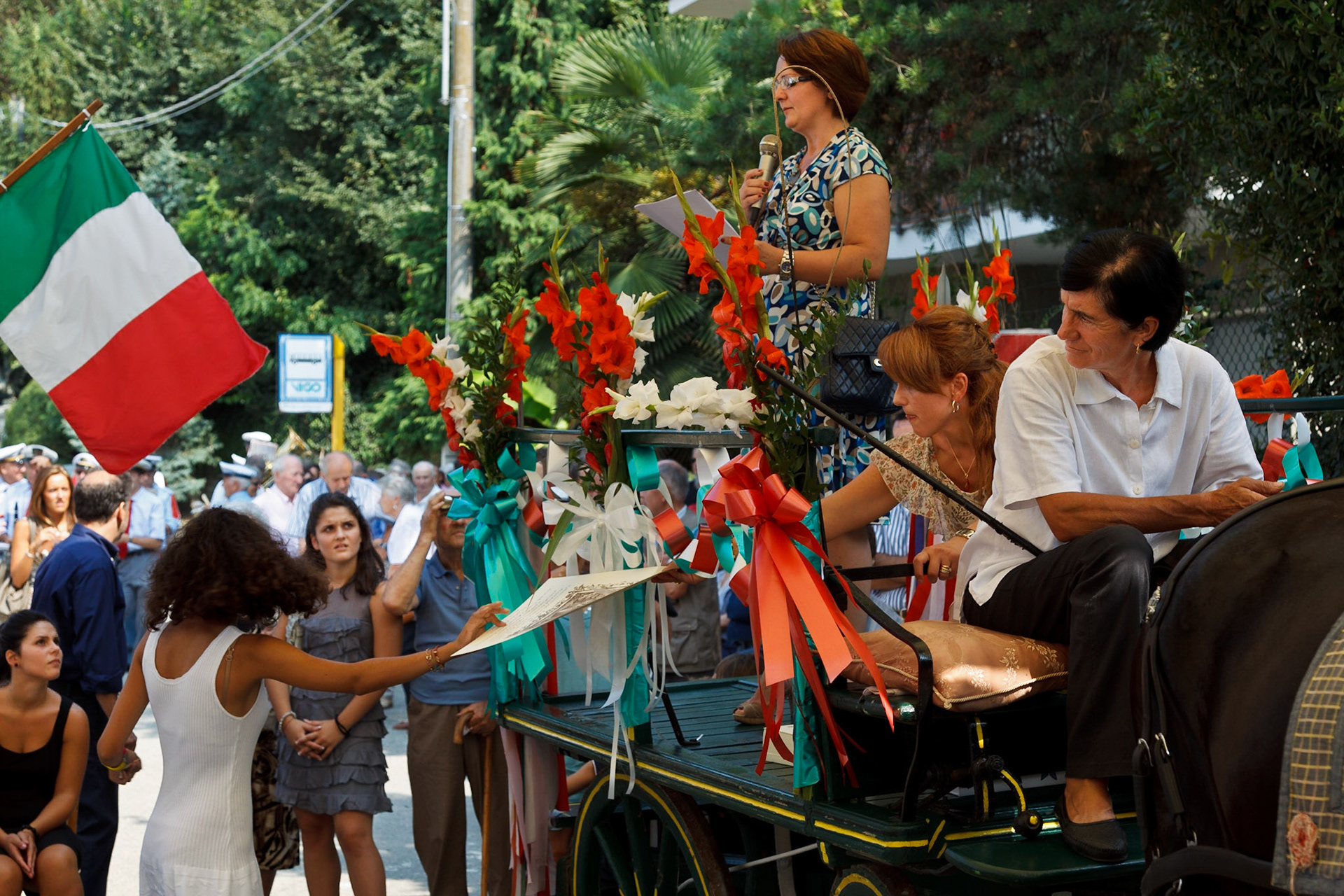 Tradizionale "Corso Del Carro" per le vie del paese accompagnati dalla banda musicale "L' Ardita"