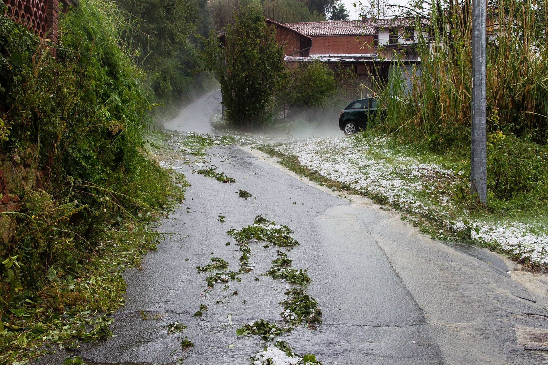 Dopo la grandinata... Diametro della grandina fino a 6 cm...