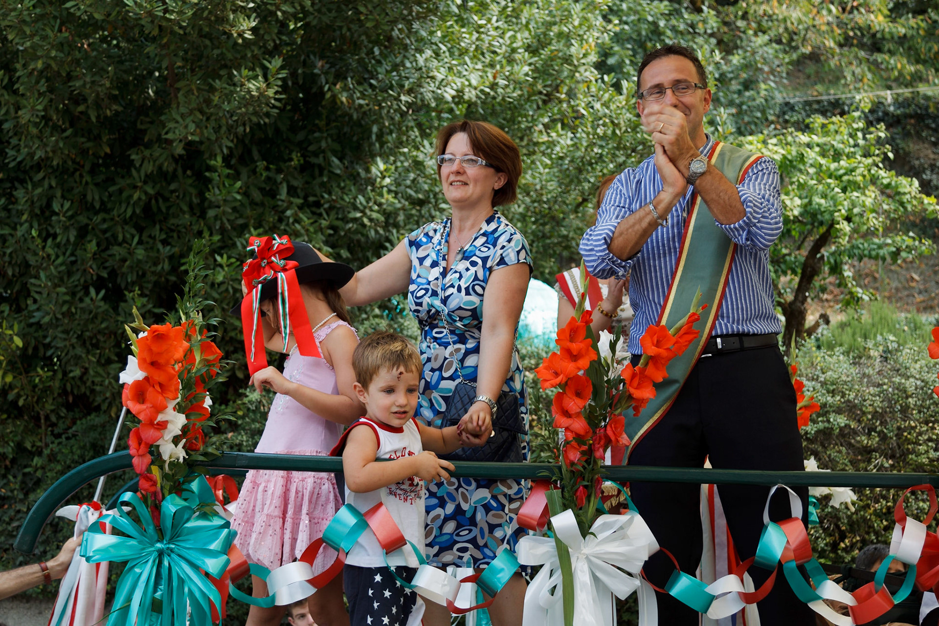 Tradizionale "Corso Del Carro" per le vie del paese accompagnati dalla banda musicale "L' Ardita"
