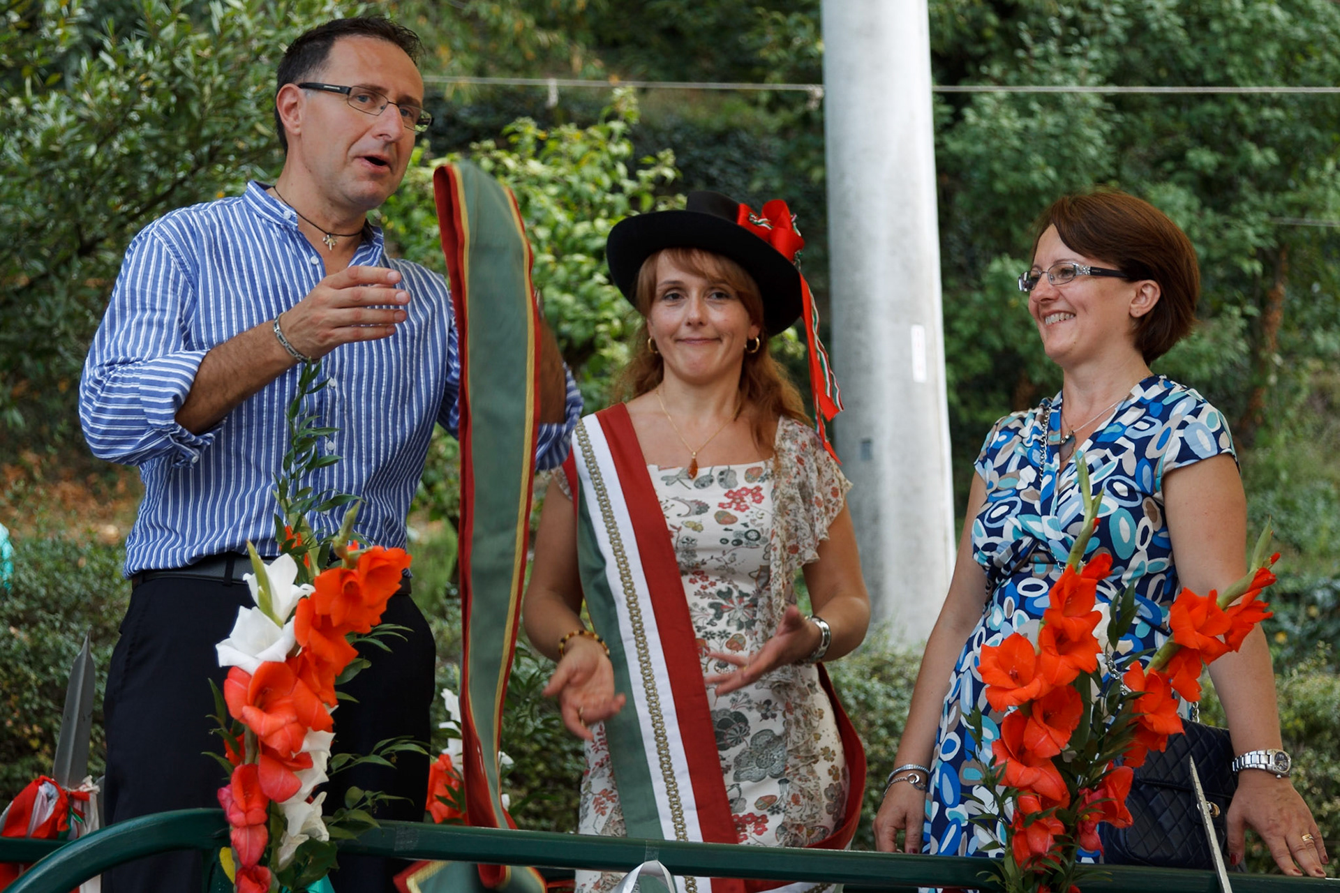 Tradizionale "Corso Del Carro" per le vie del paese accompagnati dalla banda musicale "L' Ardita"