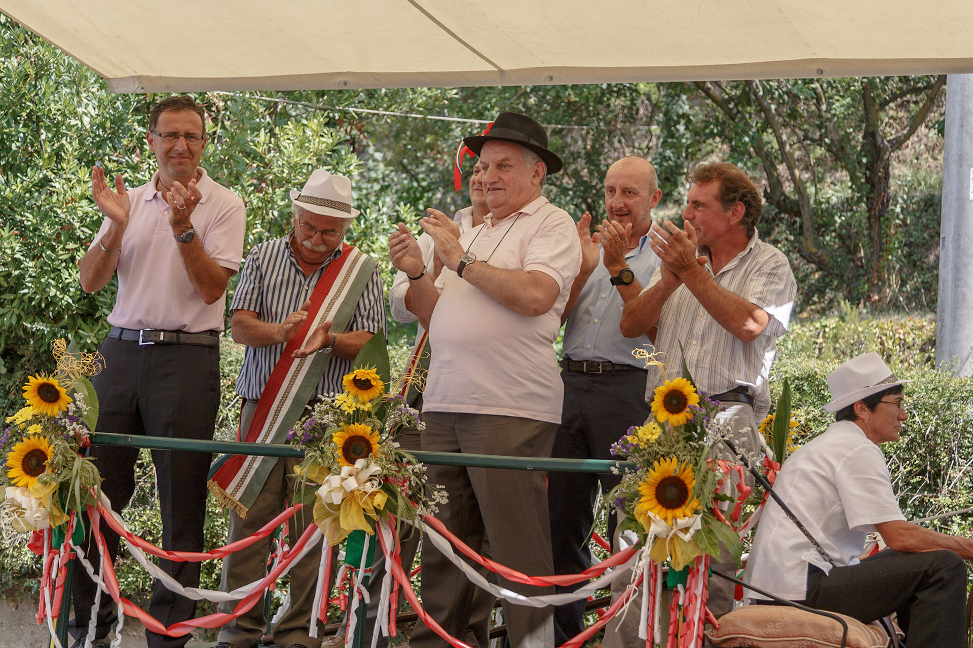 Tradizionale "Corso Del Carro" per le vie del paese accompagnati dalla banda musicale "L' Ardita"