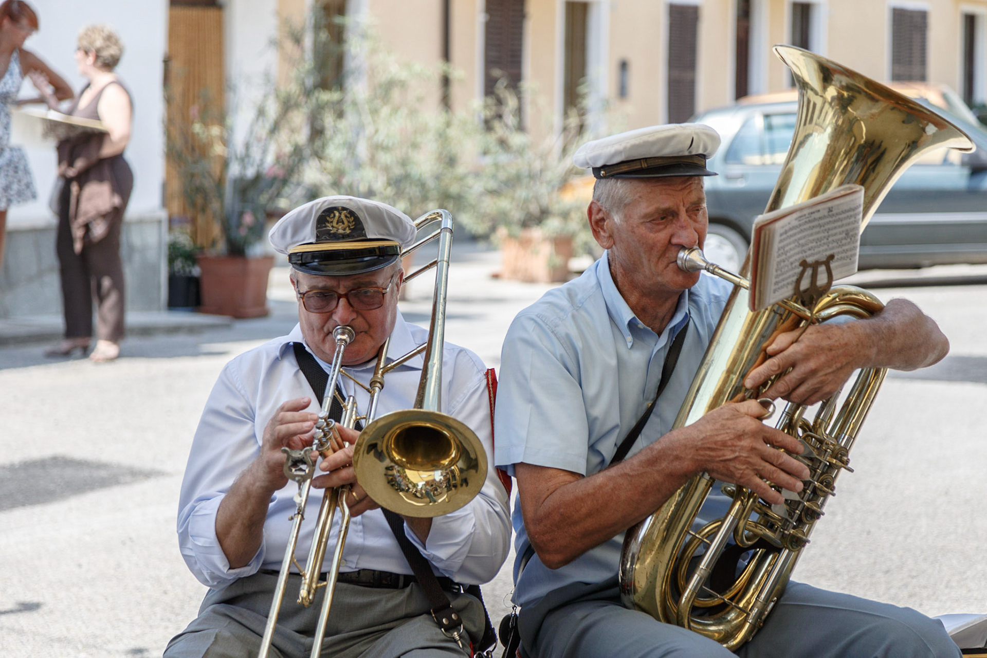Tradizionale "Corso Del Carro" per le vie del paese accompagnati dalla banda musicale "L' Ardita"