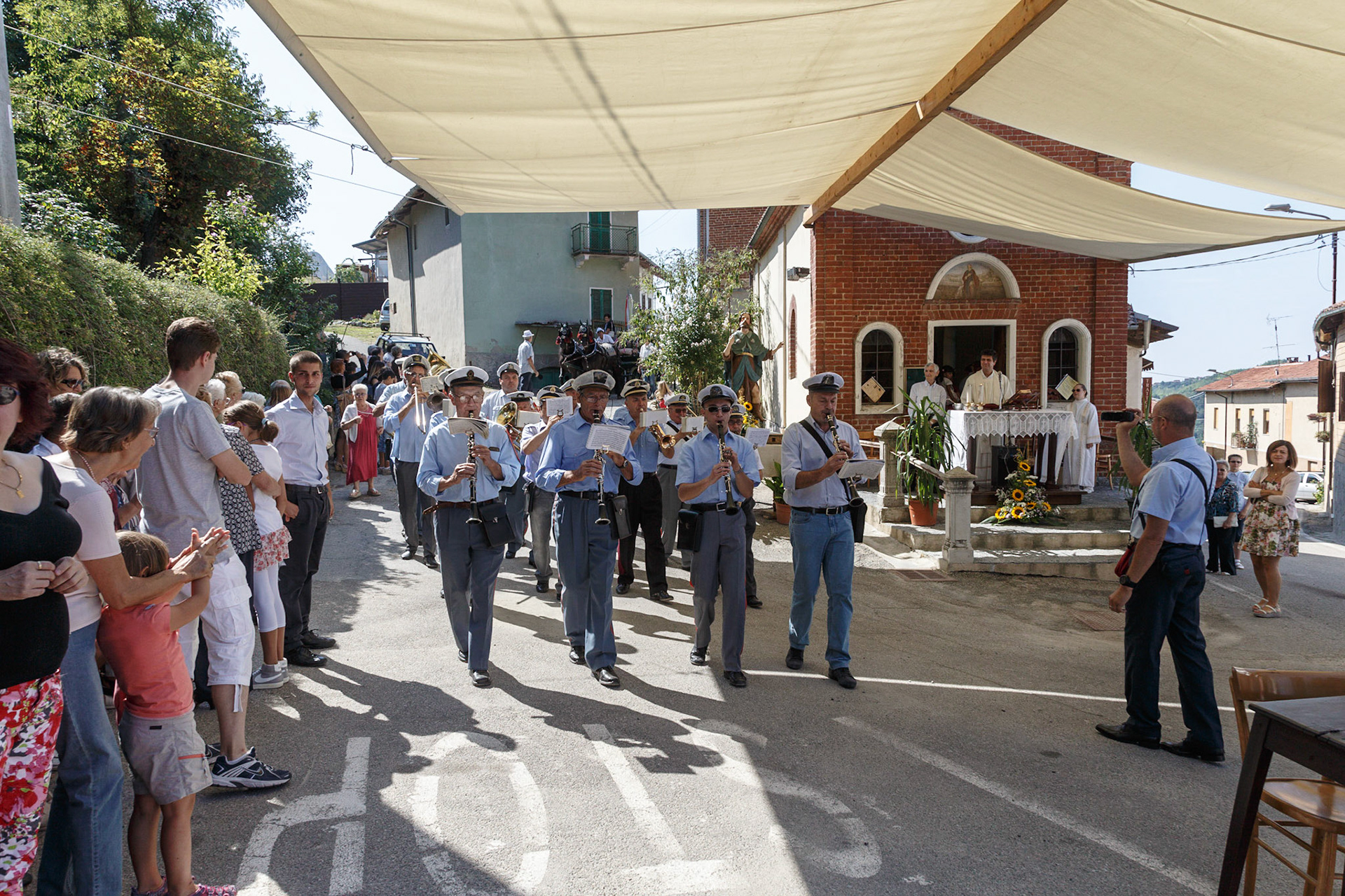Tradizionale "Corso Del Carro" per le vie del paese accompagnati dalla banda musicale "L' Ardita"