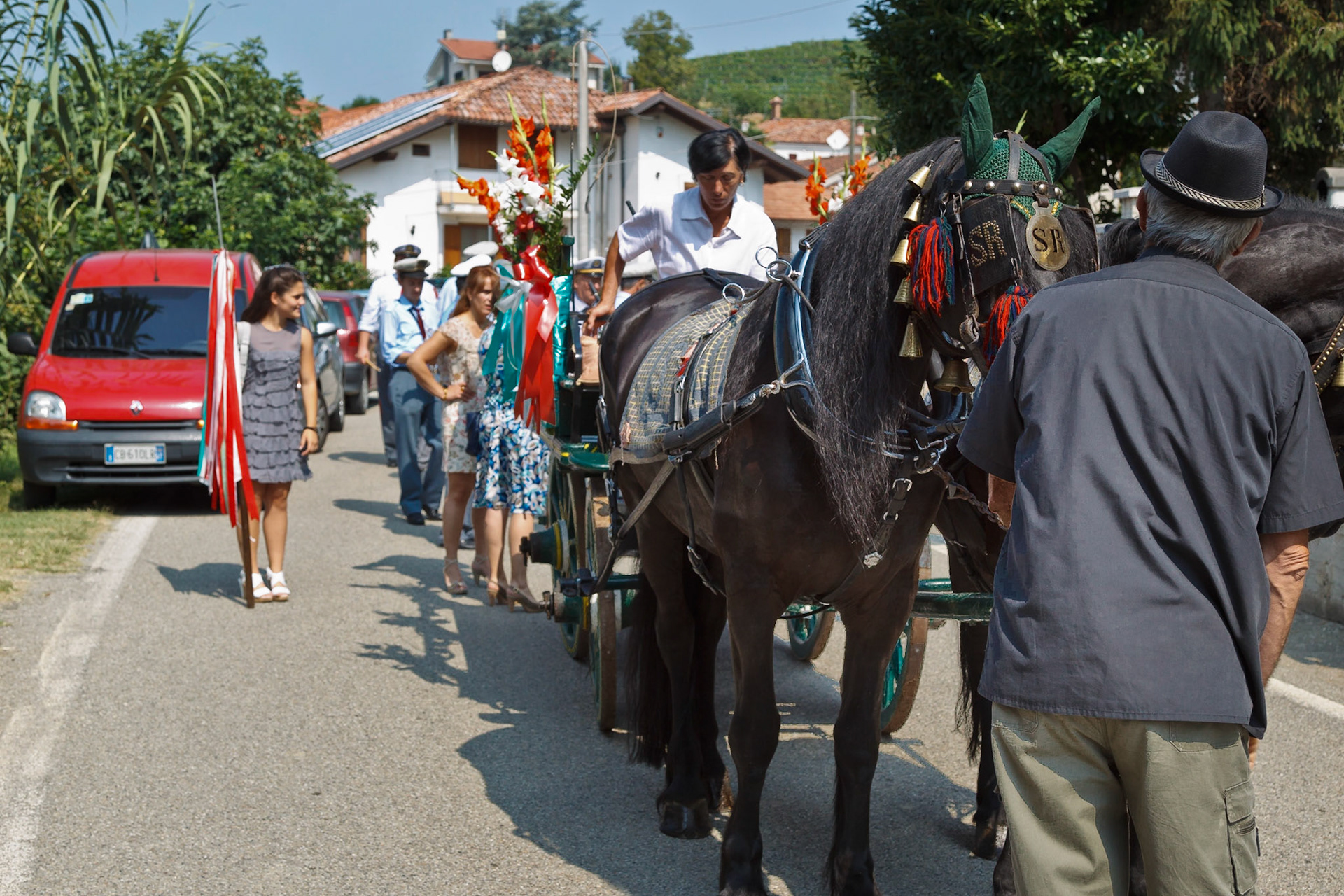 Tradizionale "Corso Del Carro" per le vie del paese accompagnati dalla banda musicale "L' Ardita"