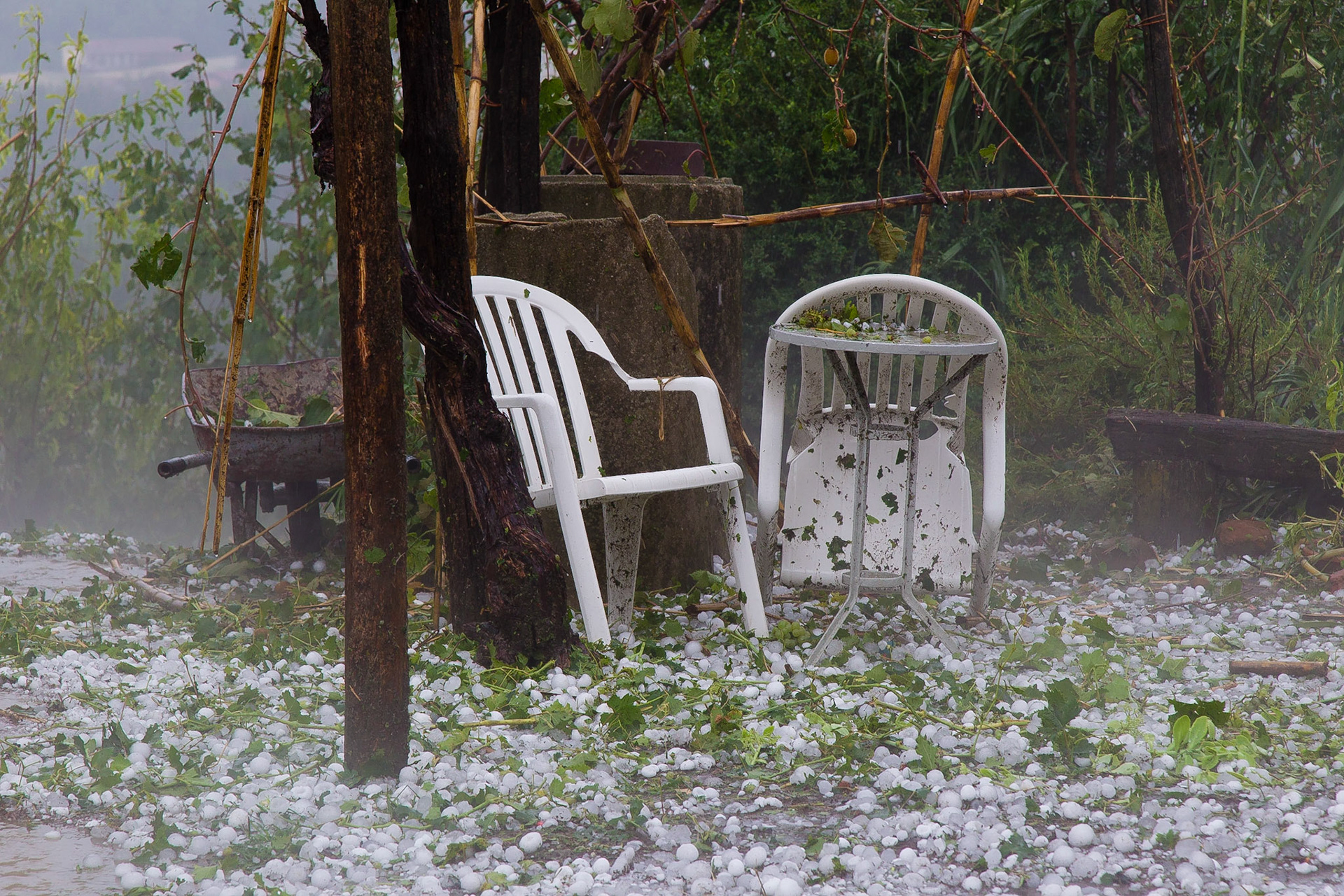 Dopo la grandinata... Diametro della grandina fino a 6 cm...