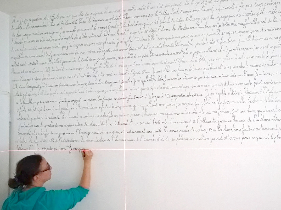 Texte réalisé à partir d’échanges épistolaires avec les membres de ma famille sur l’histoire familiale présenté sur un rouleau en papier d’1m20 de large sur 3 mètres, qui se déroule ou écrit sur le mur  dans l’espace d’exposition.