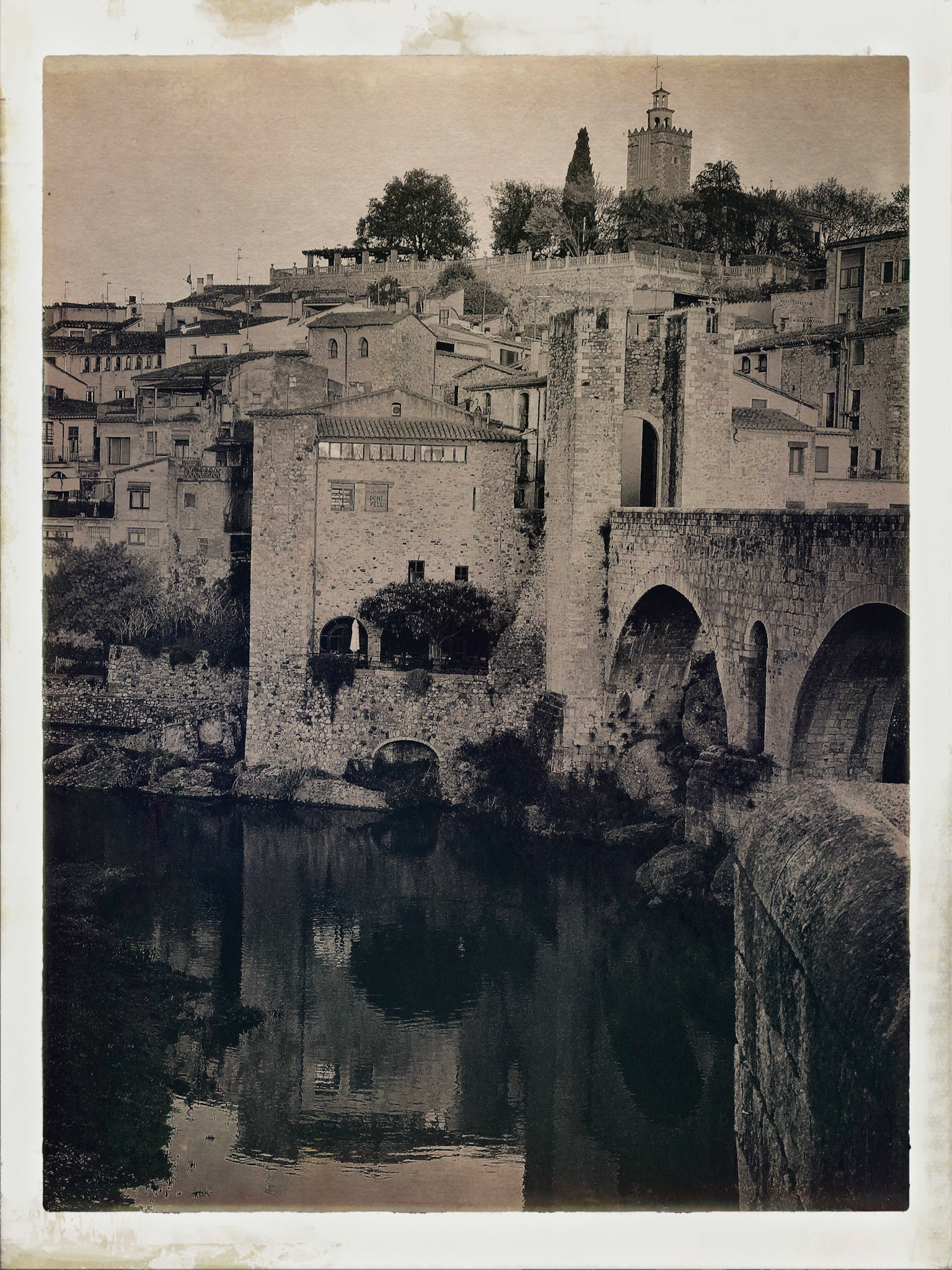 Besalú Black & White
