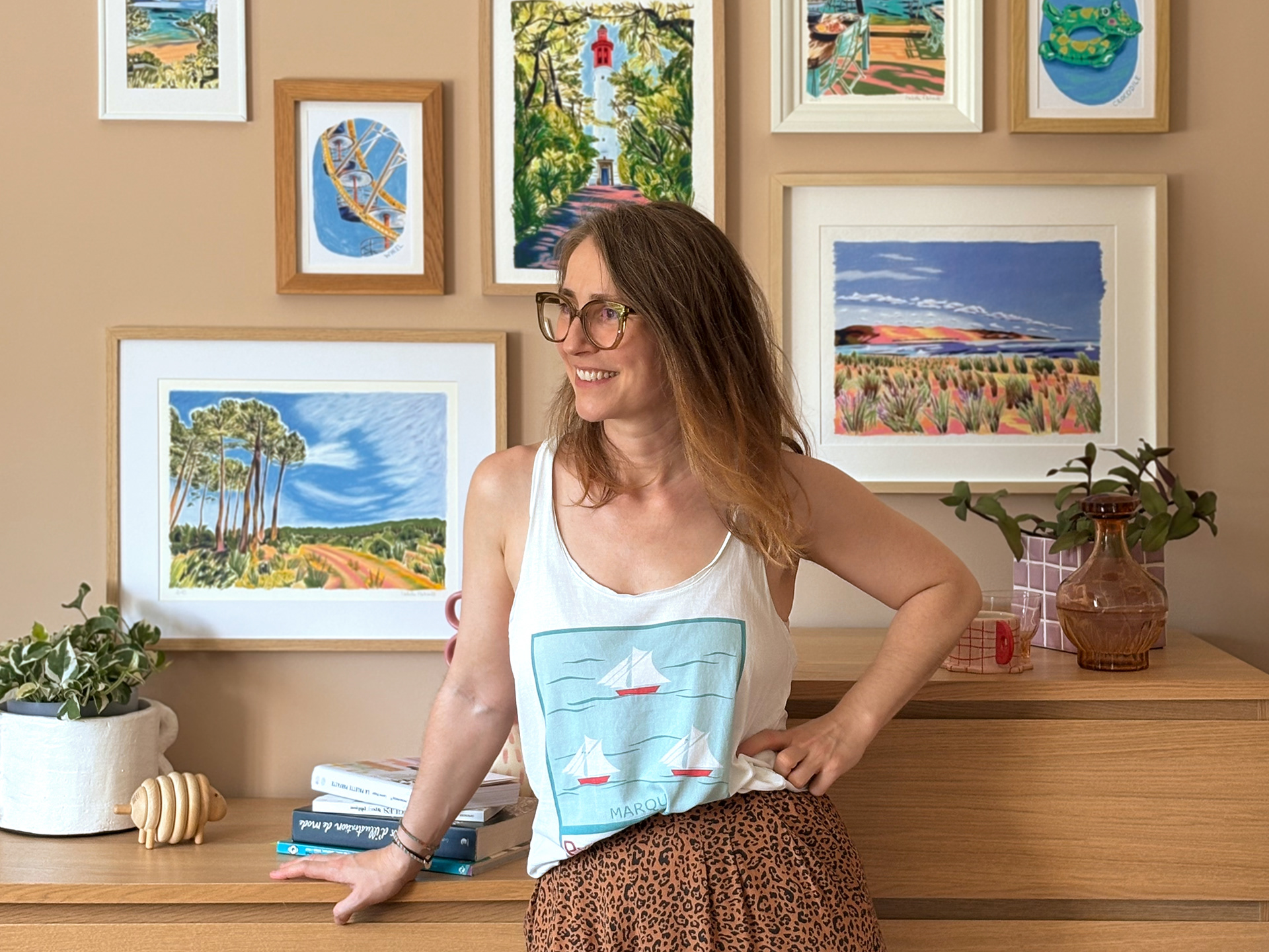 Portrait d’Isabelle Flahault dans son atelier d’illustration, devant ses oeuvres.