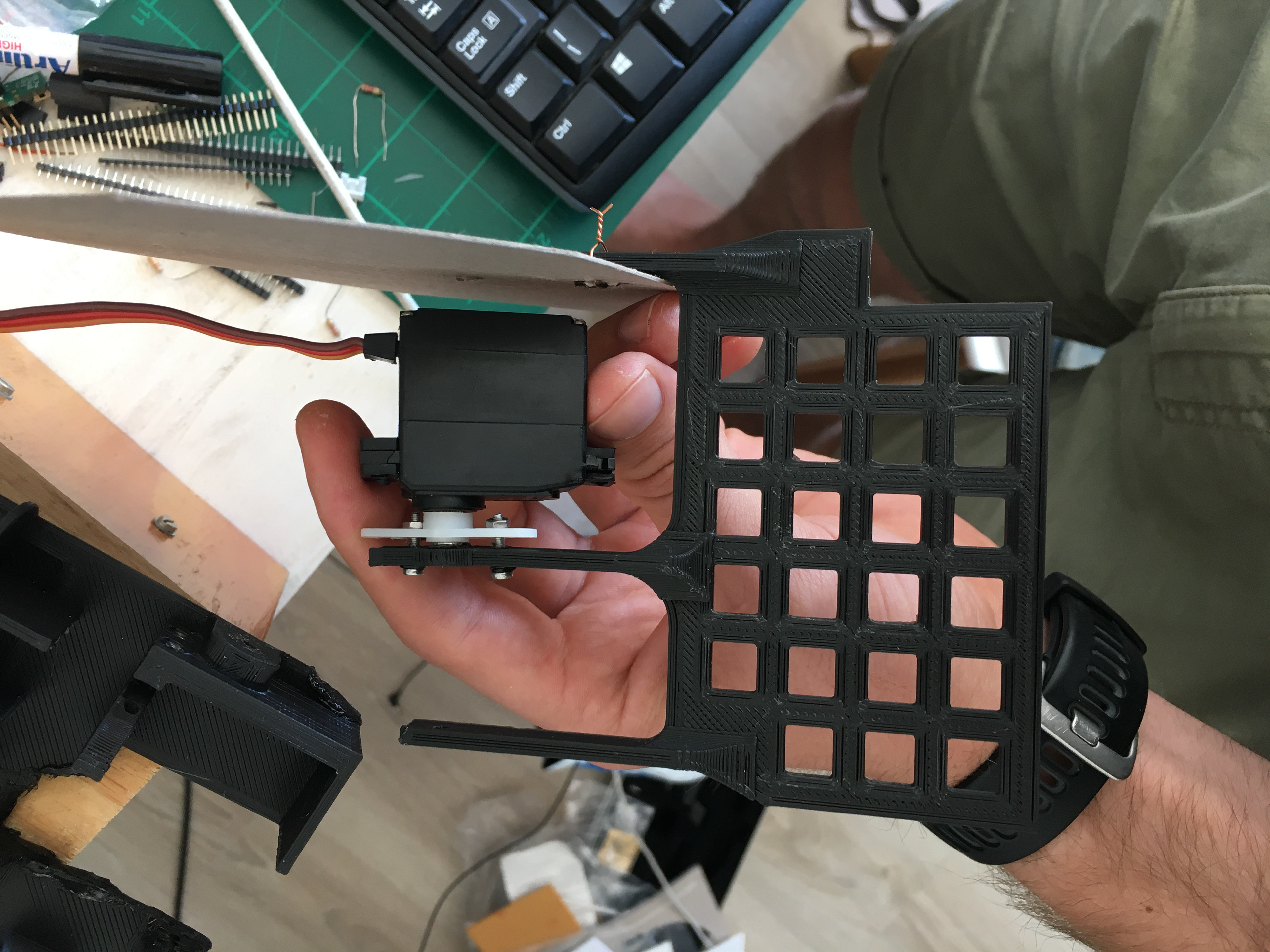 Attaching the servo to the hand