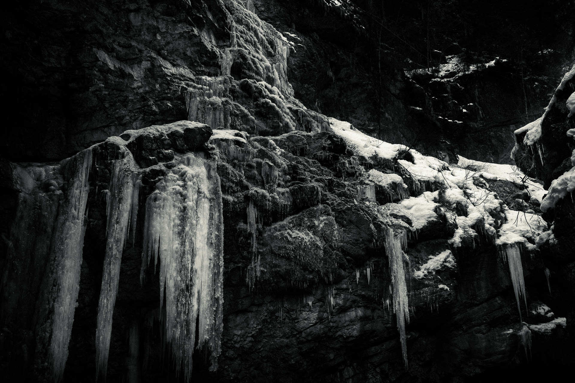 Eiszapfen schmücken die Klamm