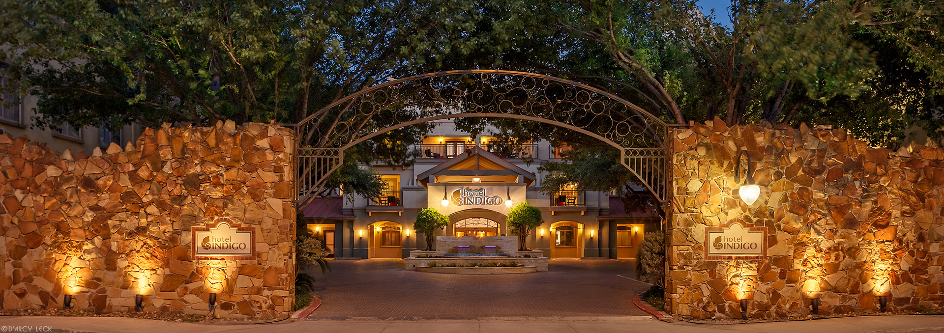 hotel photographer D'Arcy Leck captures the front entrance of the Hotel Indigo San Antonio Riverwalk