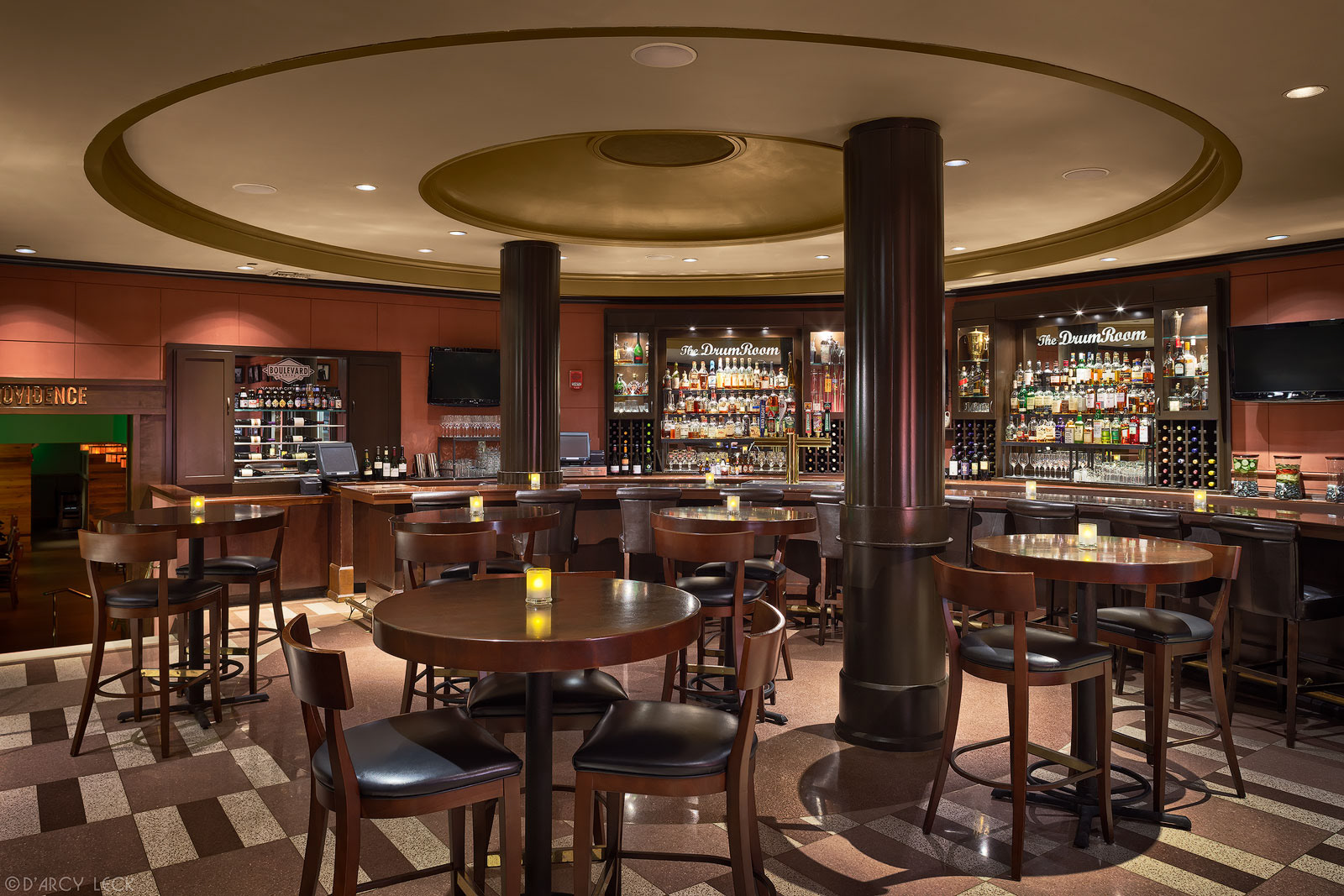 Hospitality photographer D'Arcy Leck captures the Drum Room bar of Hilton President Kansas City Hotel