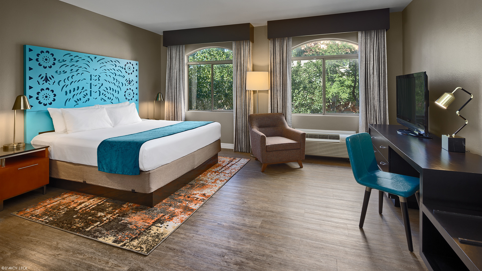 hotel photographer D'Arcy Leck photographs a guest room of the Hotel Indigo San Antonio Riverwalk