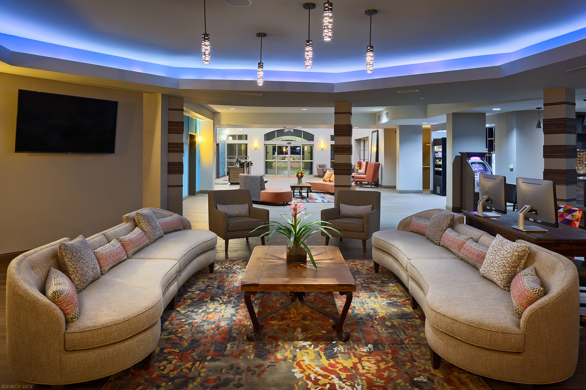 hospitality photographer D'Arcy Leck photographs the lobby of the Hotel Indigo San Antonio Riverwalk