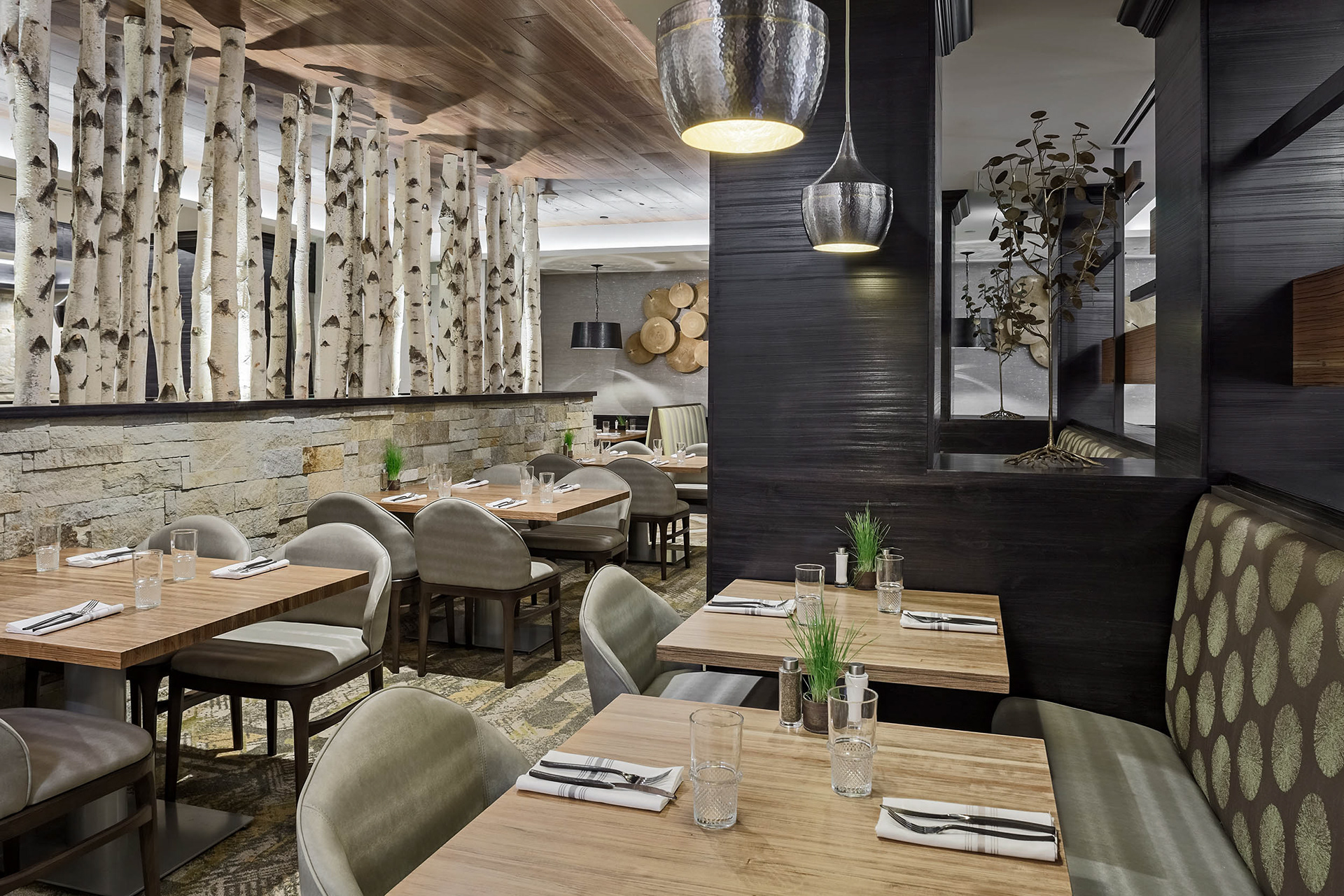 hospitality photographer D'Arcy Leck captures The Knife & Board restaurant at the DoubleTree Denver hotel