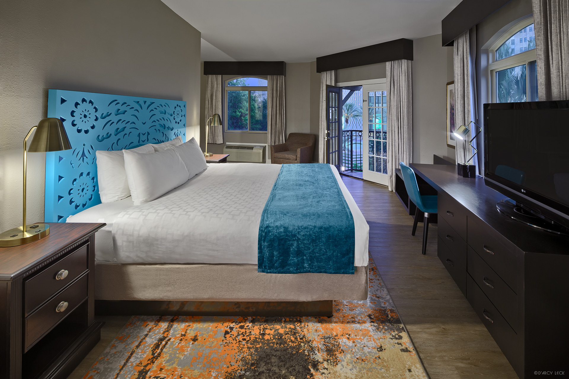 hotel photographer D'Arcy Leck photographs a guest suite of the Hotel Indigo San Antonio Riverwalk