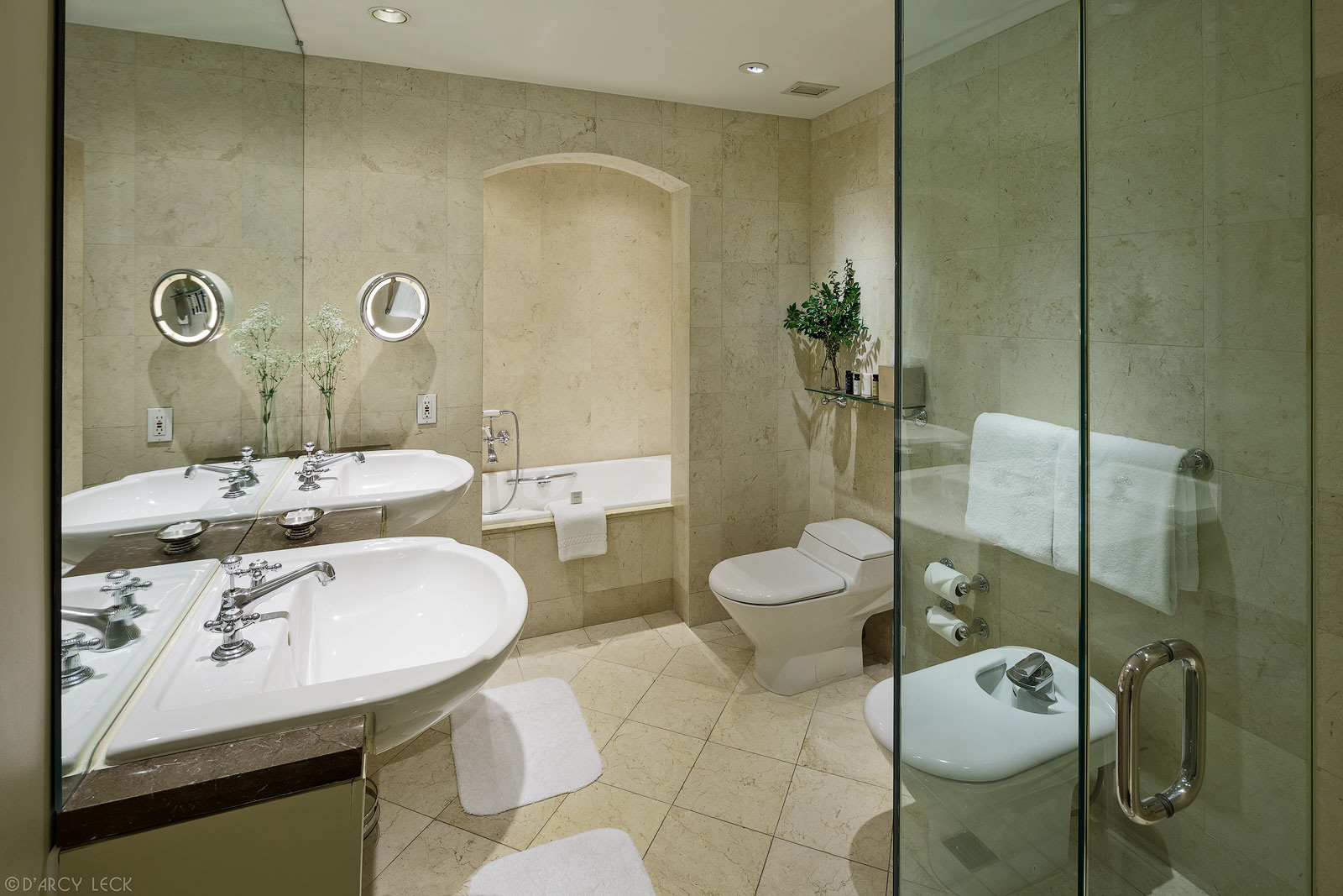 Hotel Teatro guest room bathroom