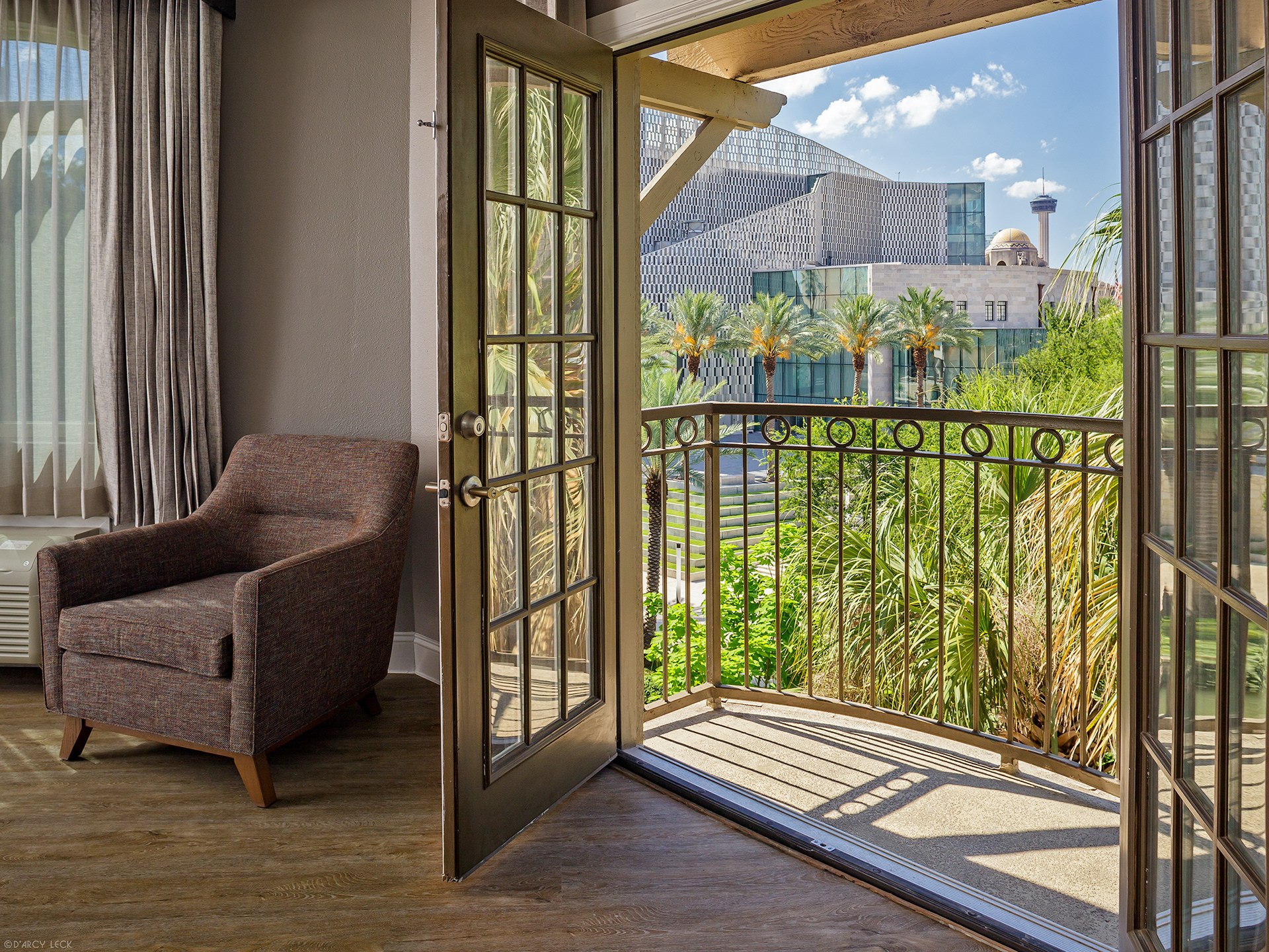 hospitality photographer D'Arcy Leck photographs a guest room with balcony of the Hotel Indigo San Antonio Riverwalk