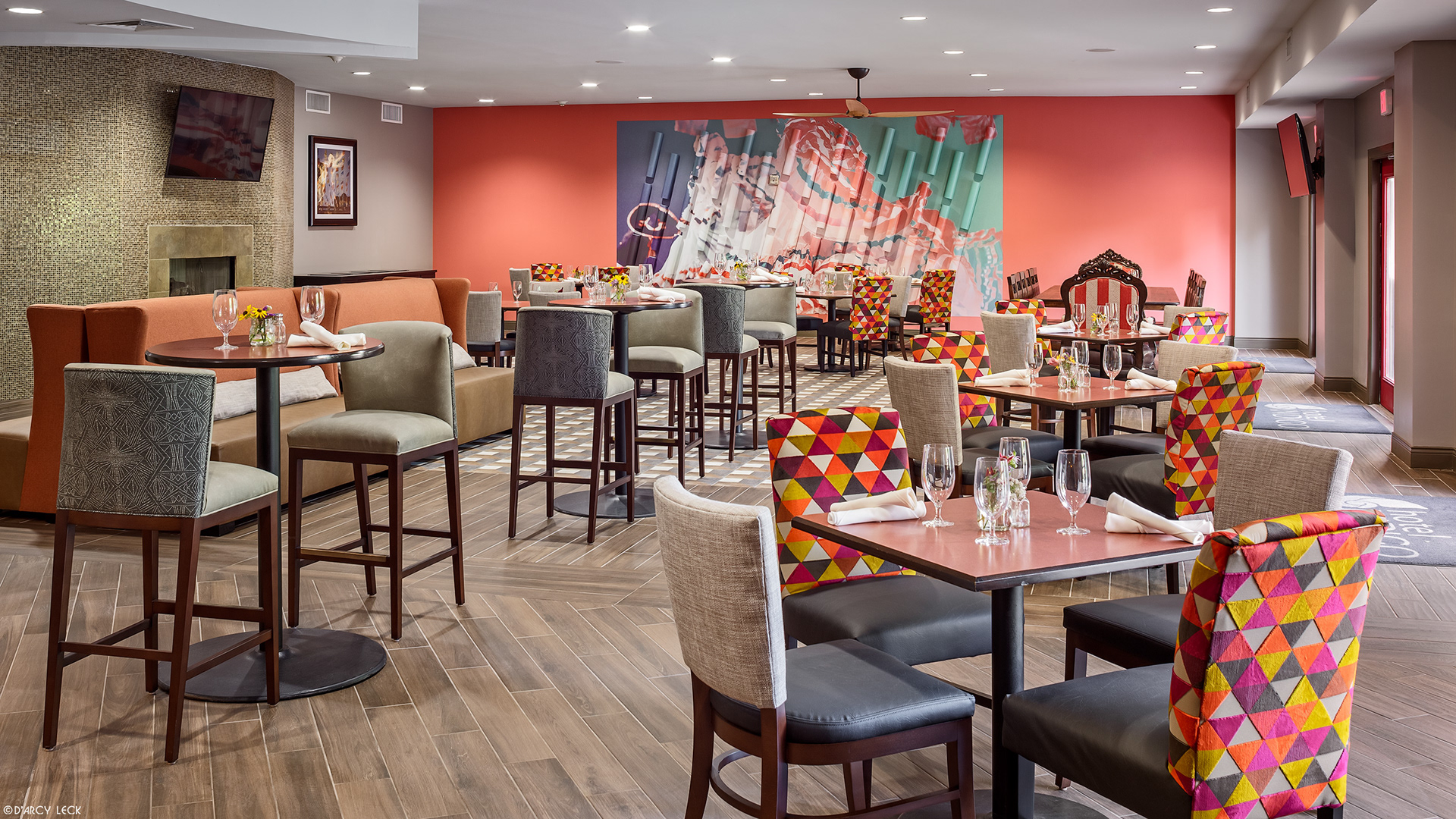 Hospitality photographer D'Arcy Leck captures the restaurant of the Hotel Indigo San Antonio Riverwalk