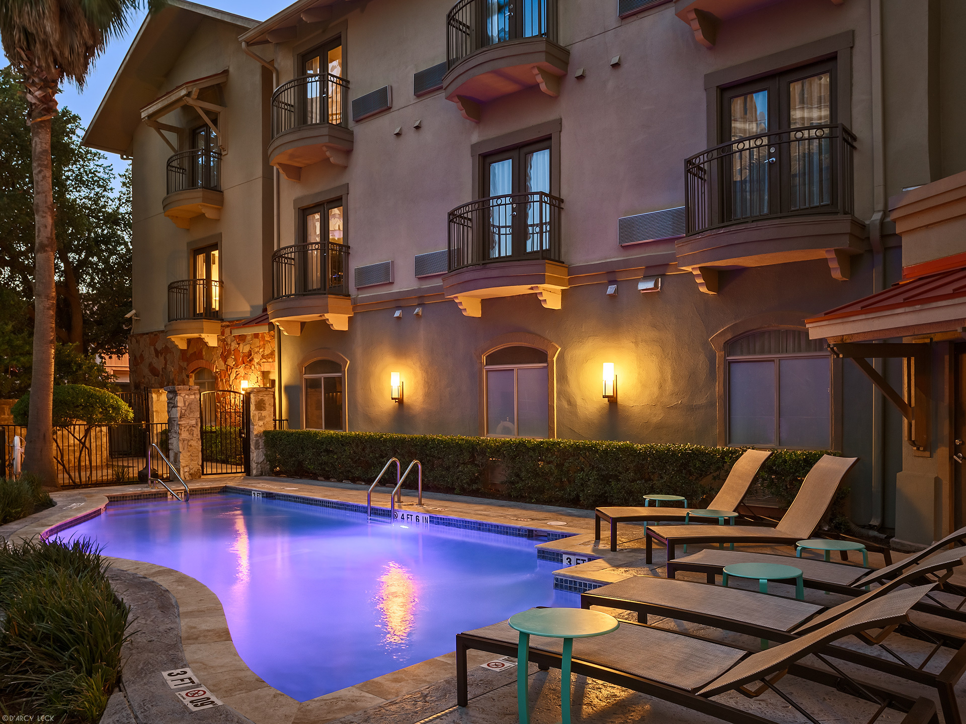 hospitality photographer D'Arcy Leck photographs the pool at dusk of the Hotel Indigo San Antonio Riverwalk