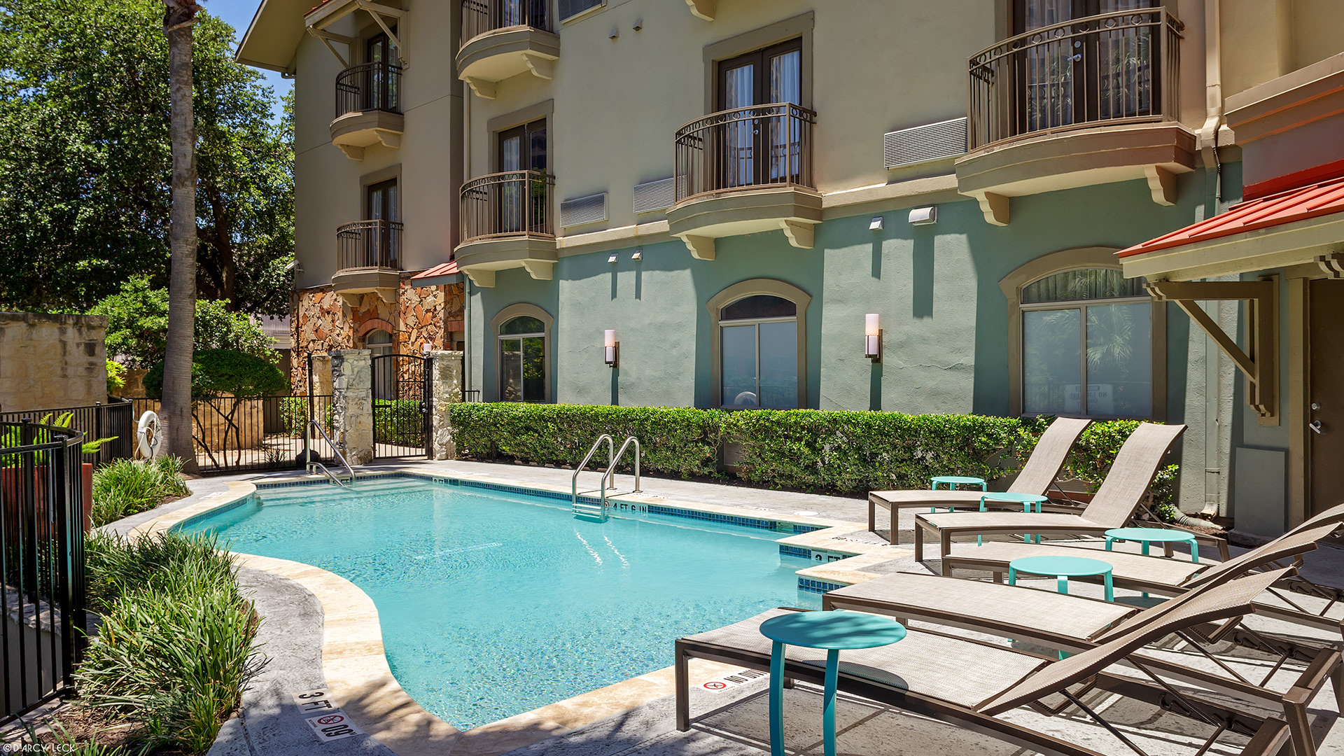 Hotel photography of the pool at the Hotel Indigo San Antonio Riverwalk