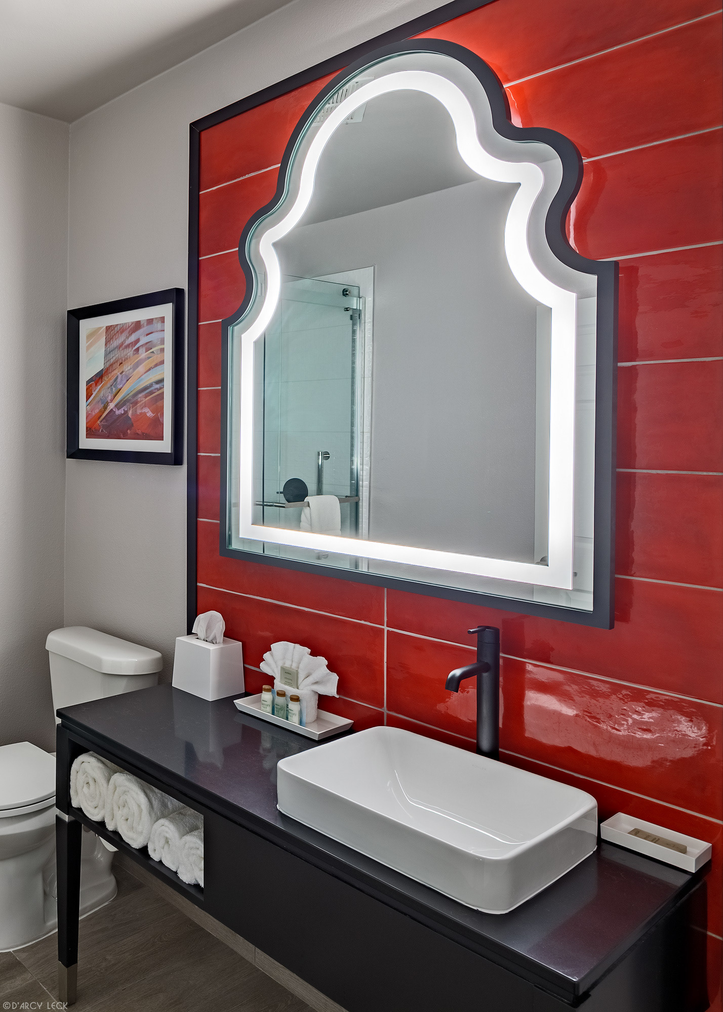 hospitality photographer D'Arcy Leck photographs a guest room bathroom of the Hotel Indigo San Antonio Riverwalk