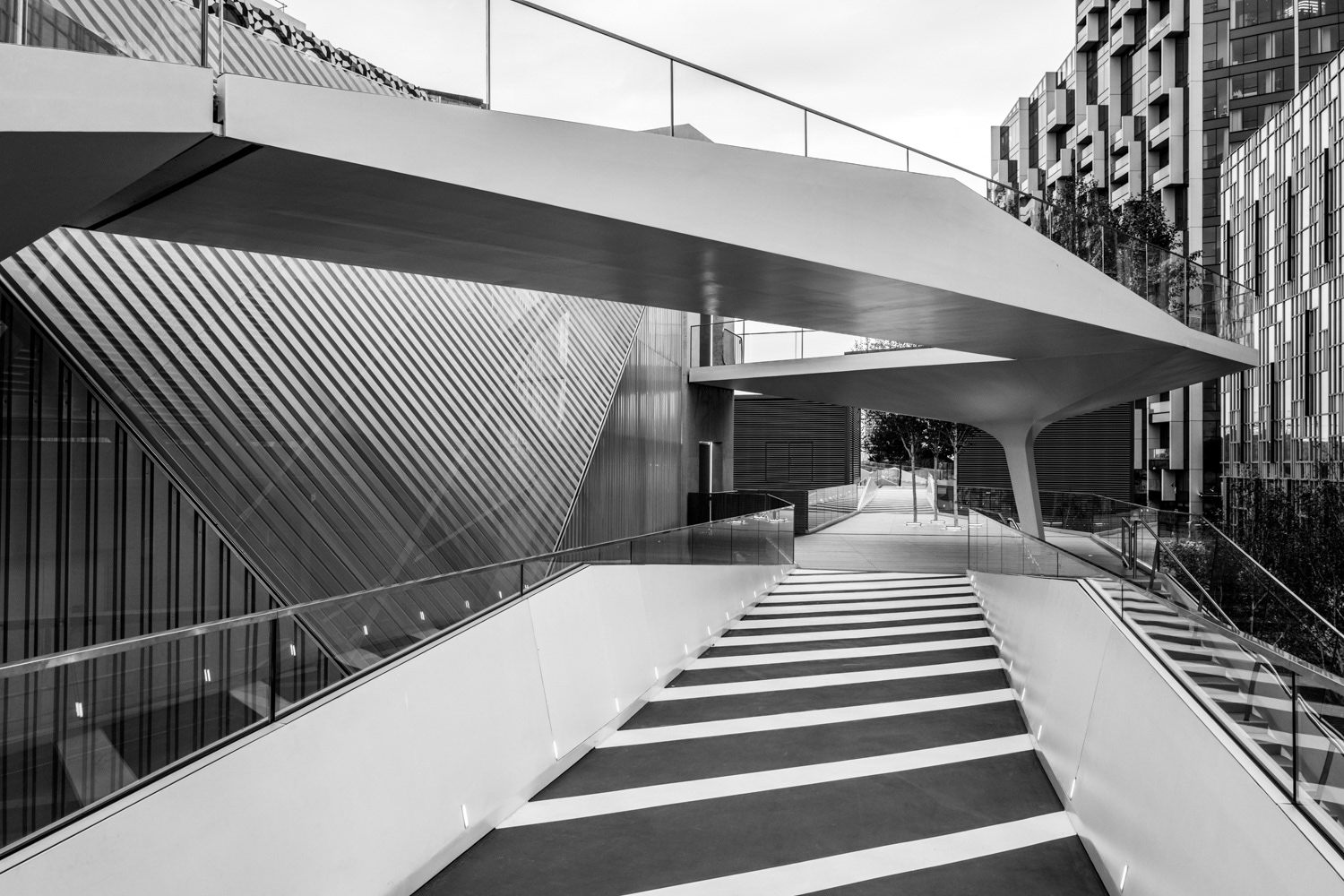 The Tide elevated walkway between buildings at Greenwich Peninsula. Image © Nik van Herpt