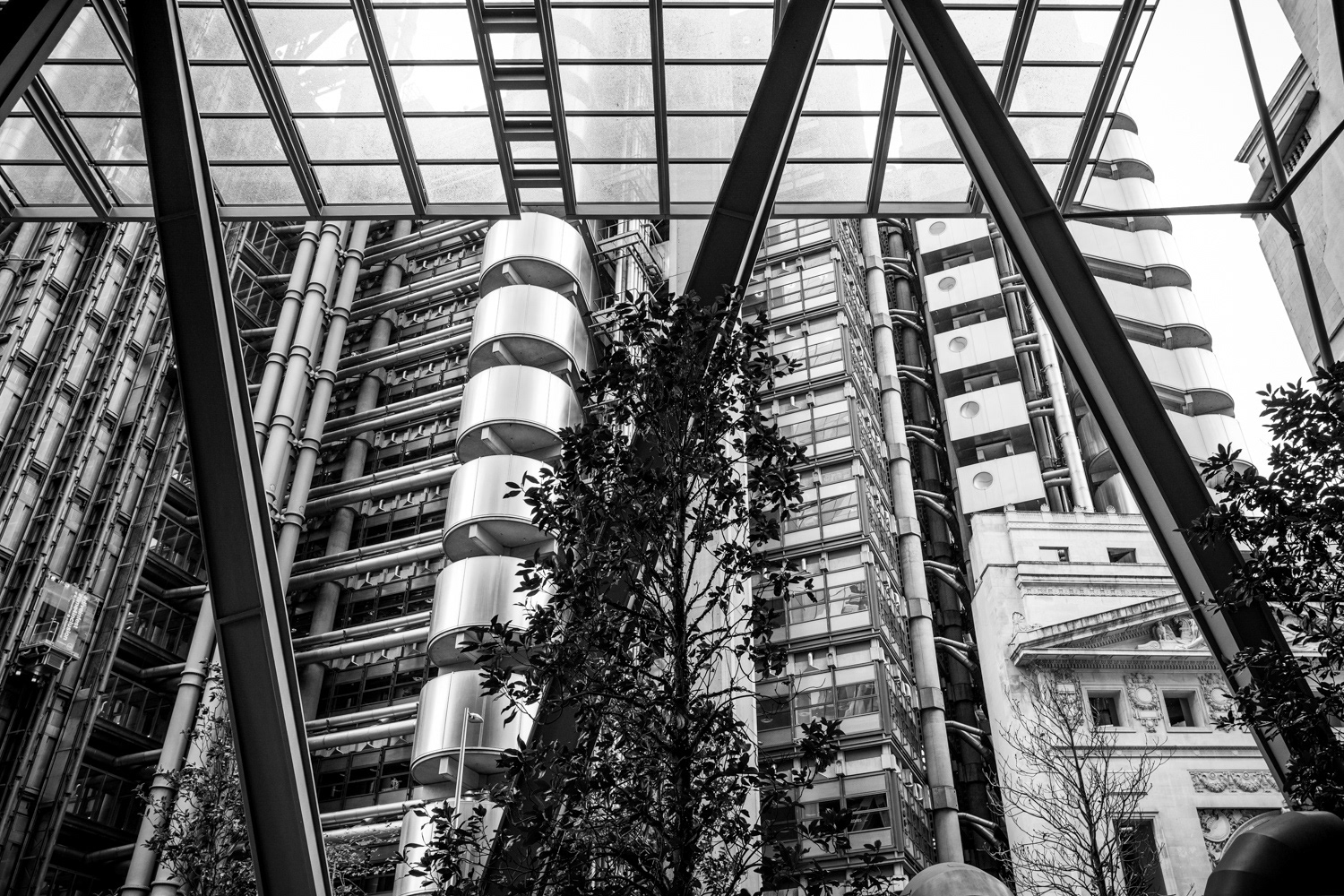 Lloyd's of London seen from the Leadenhall Building exterior escalators. Image © Nik van Herpt