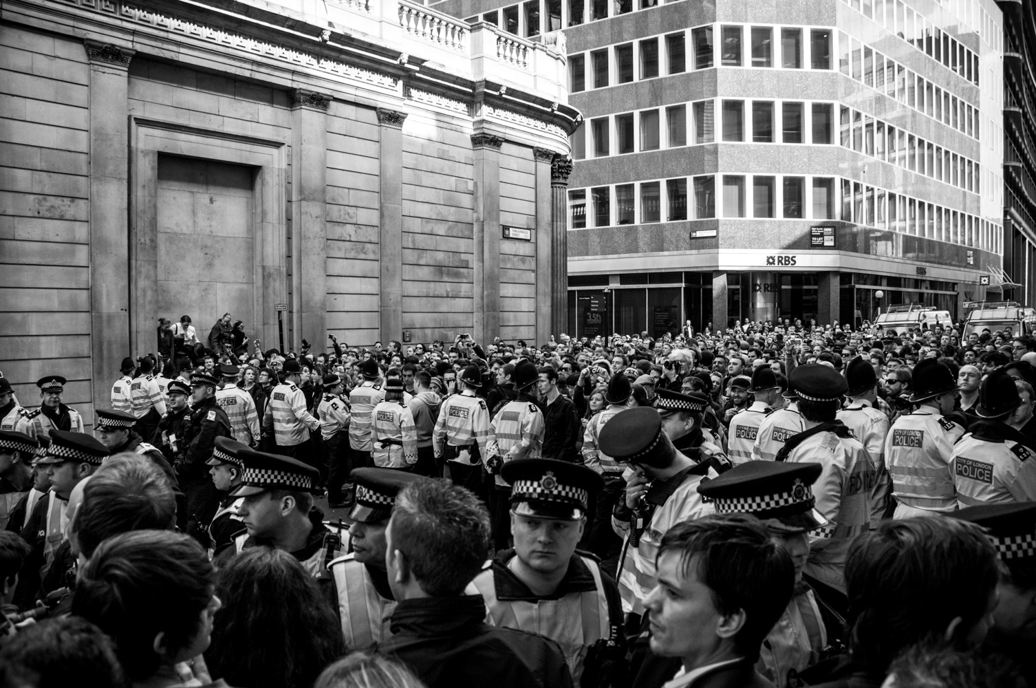 Crowds on either side of the City of London Police kettle line at the 2009 G20 London summit protests. Image © Nik van Herpt