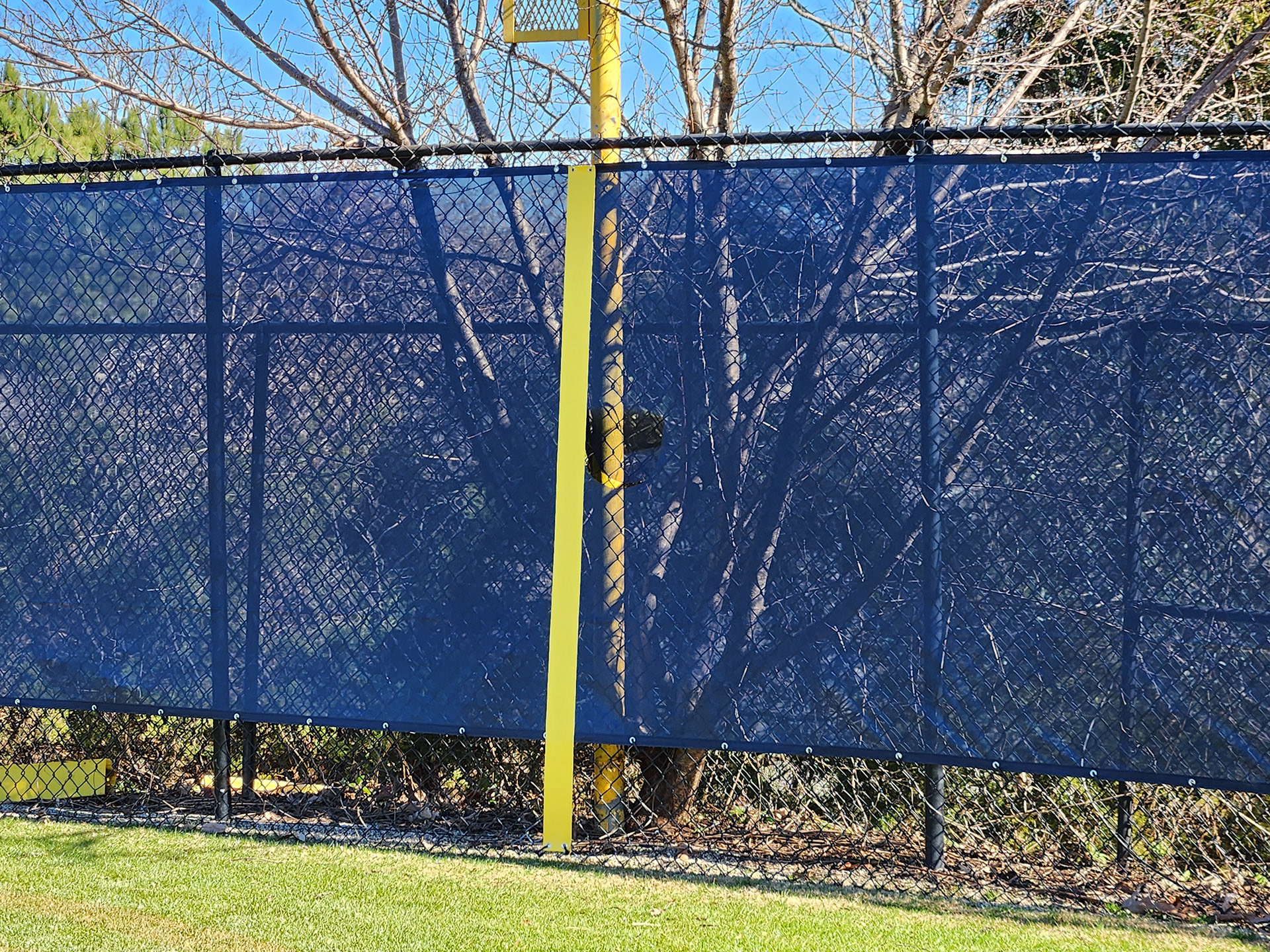 blue fence windscreen with yellow field marker