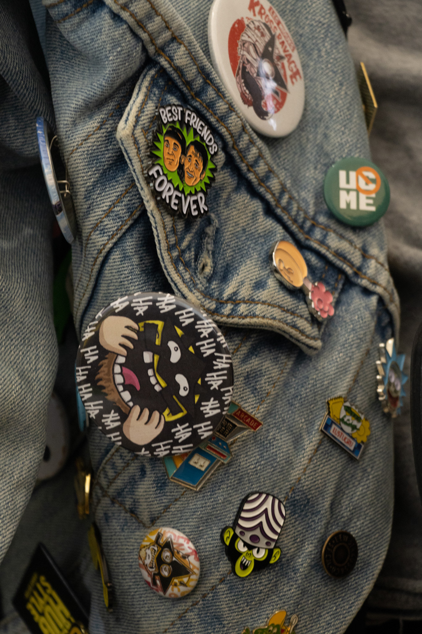 veste en jean faisant partie de sa tenue de catch, elle est ornée de très nombreux pins de plein d'univers geek et de la japanimation ainsi que des créations personel fait par ses soins. 23 fevrier 2023, FRANCE