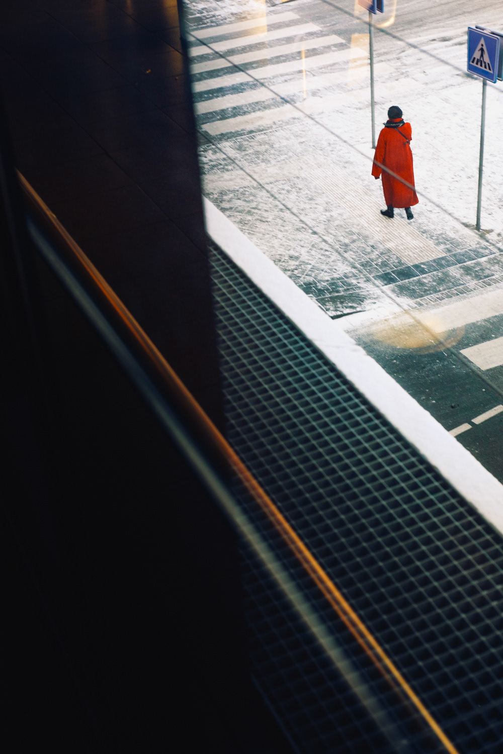 2018-1013 - Woman in Red, Amsterdam Airport Schiphol