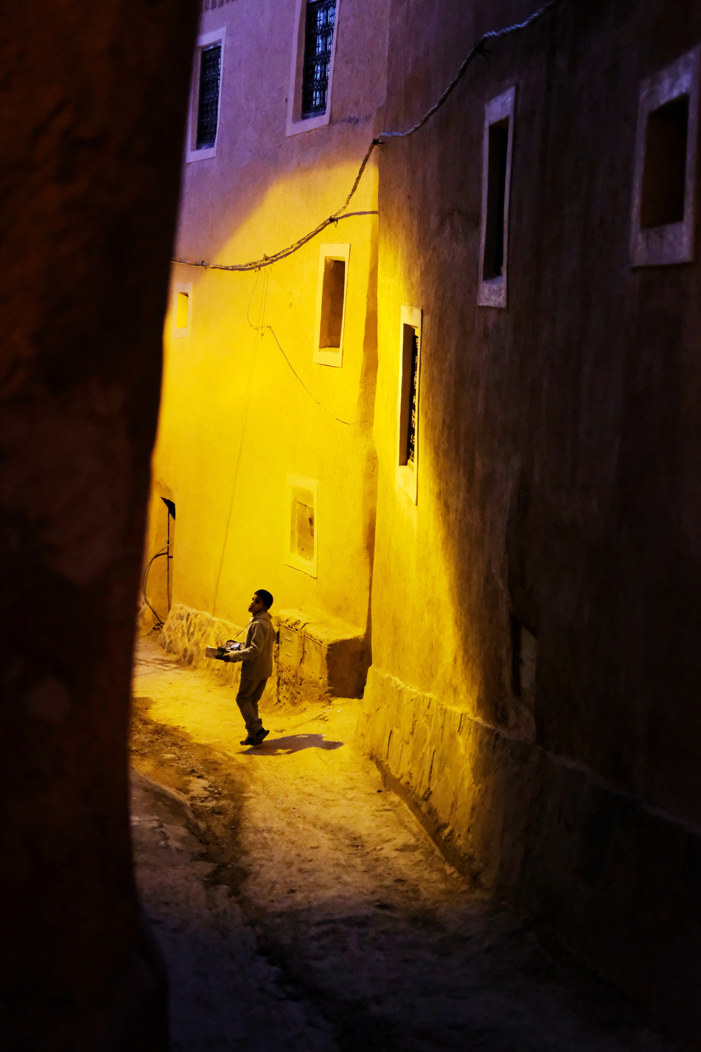 2019-1098 - A young boy selling products in the streets of Ouarzazate