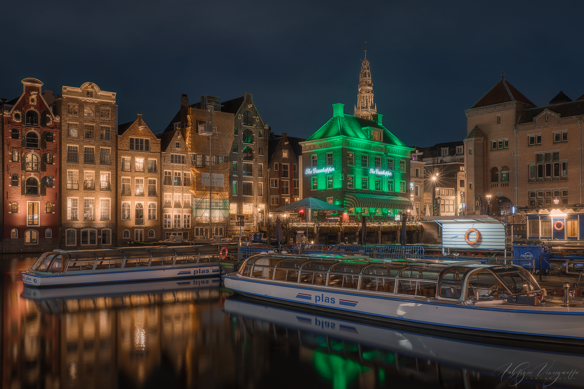 Riflessi notturni sui canali di Amsterdam – Le luci dorate delle case storiche si riflettono sulle acque calme dei canali, creando un’atmosfera fiabesca nel cuore della città.