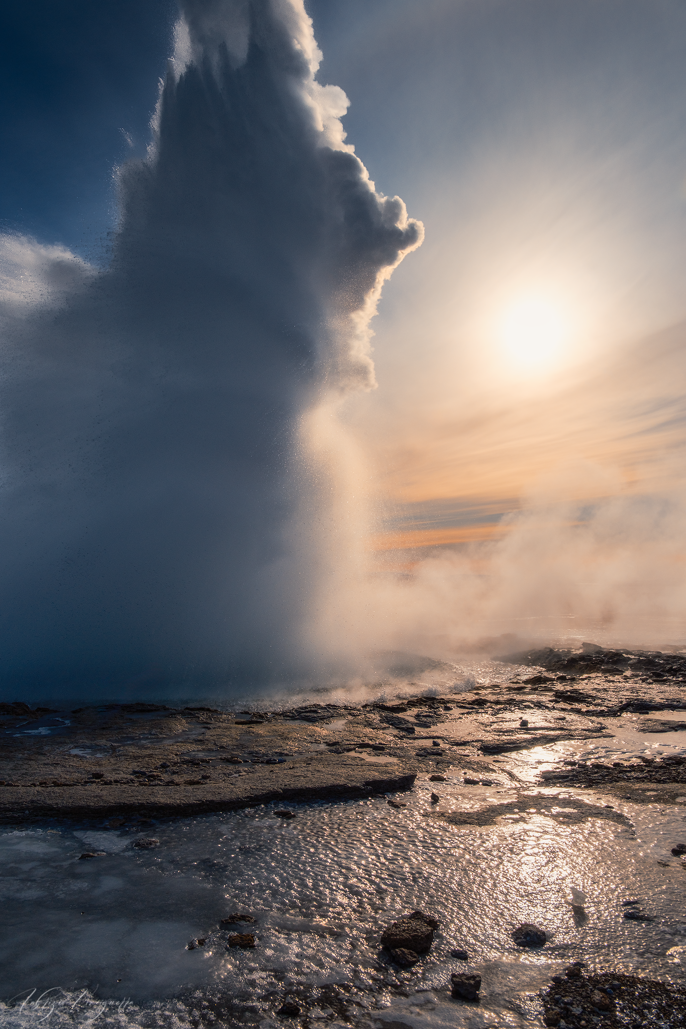 Geyser in eruzione – Il vapore e l’acqua bollente si innalzano verso il cielo in un ambiente geotermico tipico dell’Islanda.