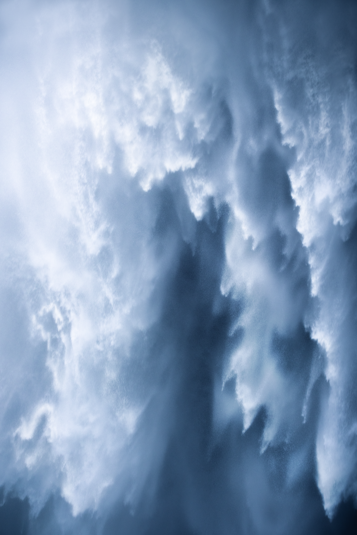  Dettaglio della cascata Skógafoss – Uno scatto ravvicinato della potenza dell’acqua che si infrange con forza, mettendo in risalto le texture dinamiche e il contrasto tra luce e ombra.