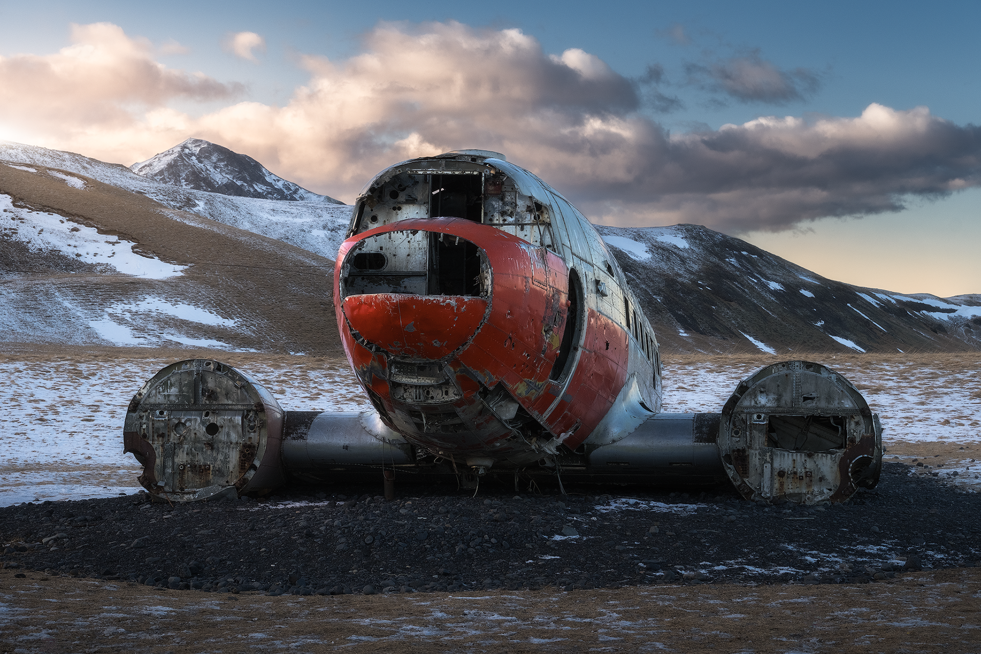 Relitto aereo DC-3 di Sólheimasandur – Il famoso aereo abbandonato su una distesa vulcanica, con un paesaggio drammatico e cielo carico di nubi.