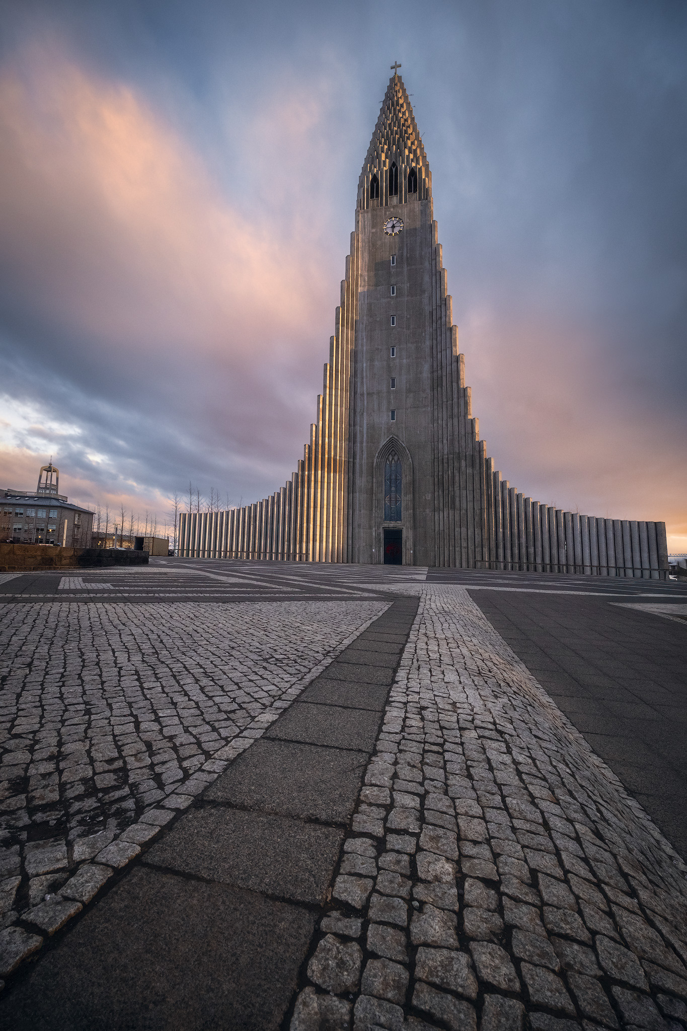 Hallgrímskirkja, Reykjavik – L’imponente chiesa simbolo di Reykjavik, con un cielo al tramonto che ne enfatizza l’architettura iconica.