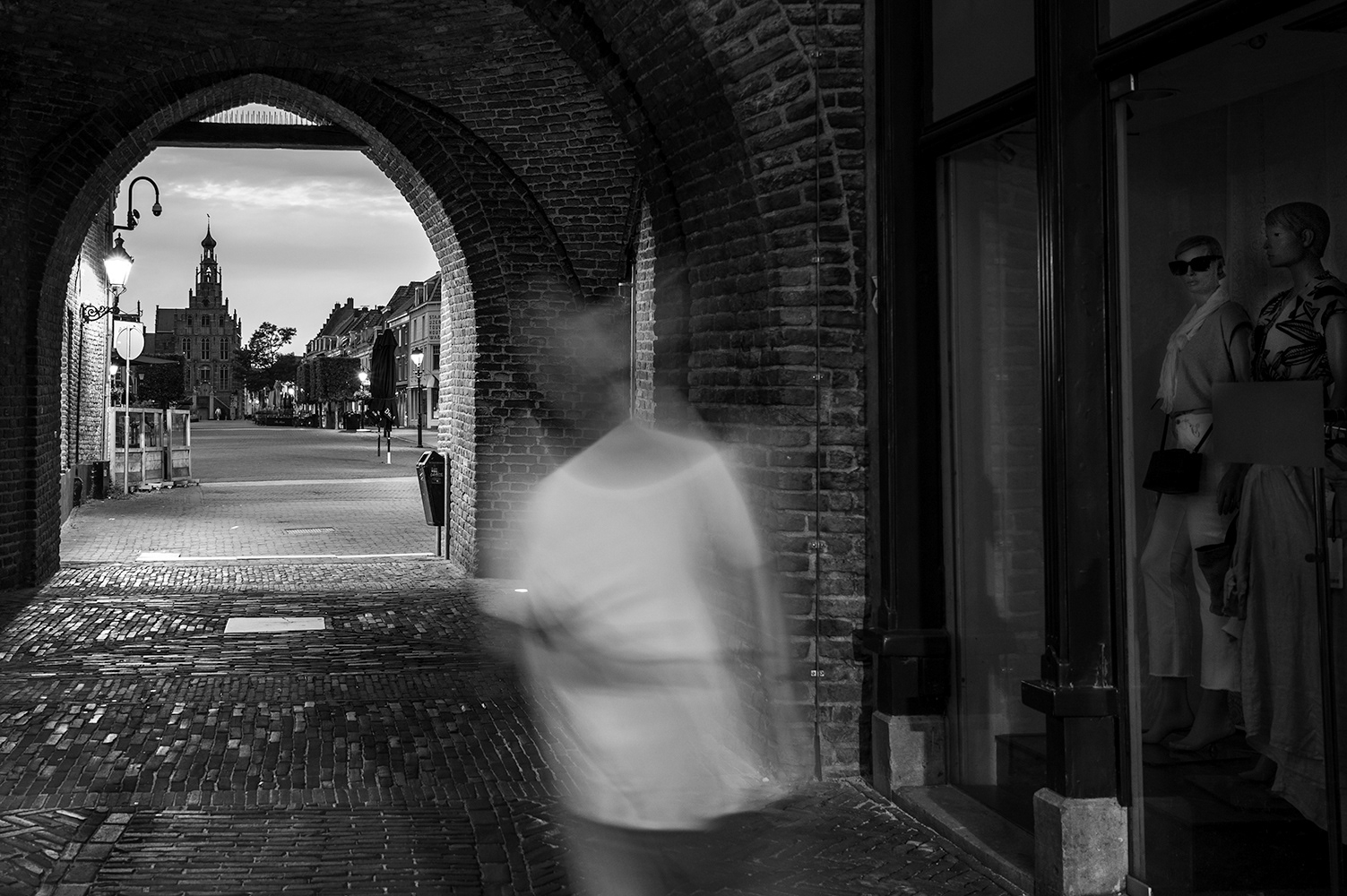 Binnenpoort met uitzicht op het oude stadhuis.