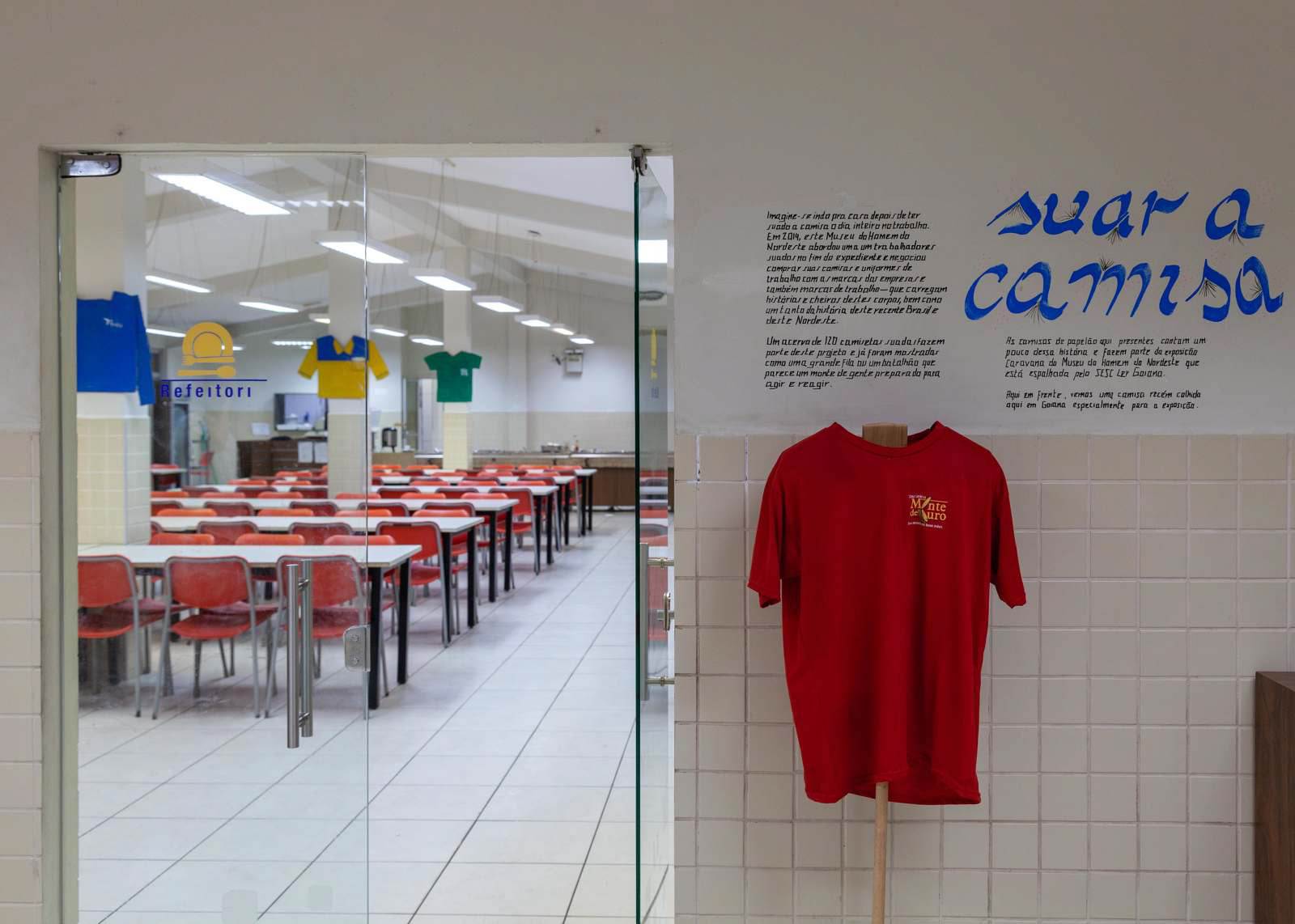 Suar a camisa, versão gráfica instalada no refeitório do Sesc Goiana