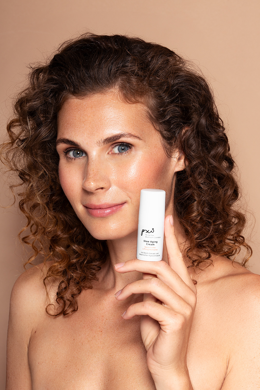 Beautyfotografie, Skincare Kampagne, Hautpflege, Model mit Locken, Natürlicher Look