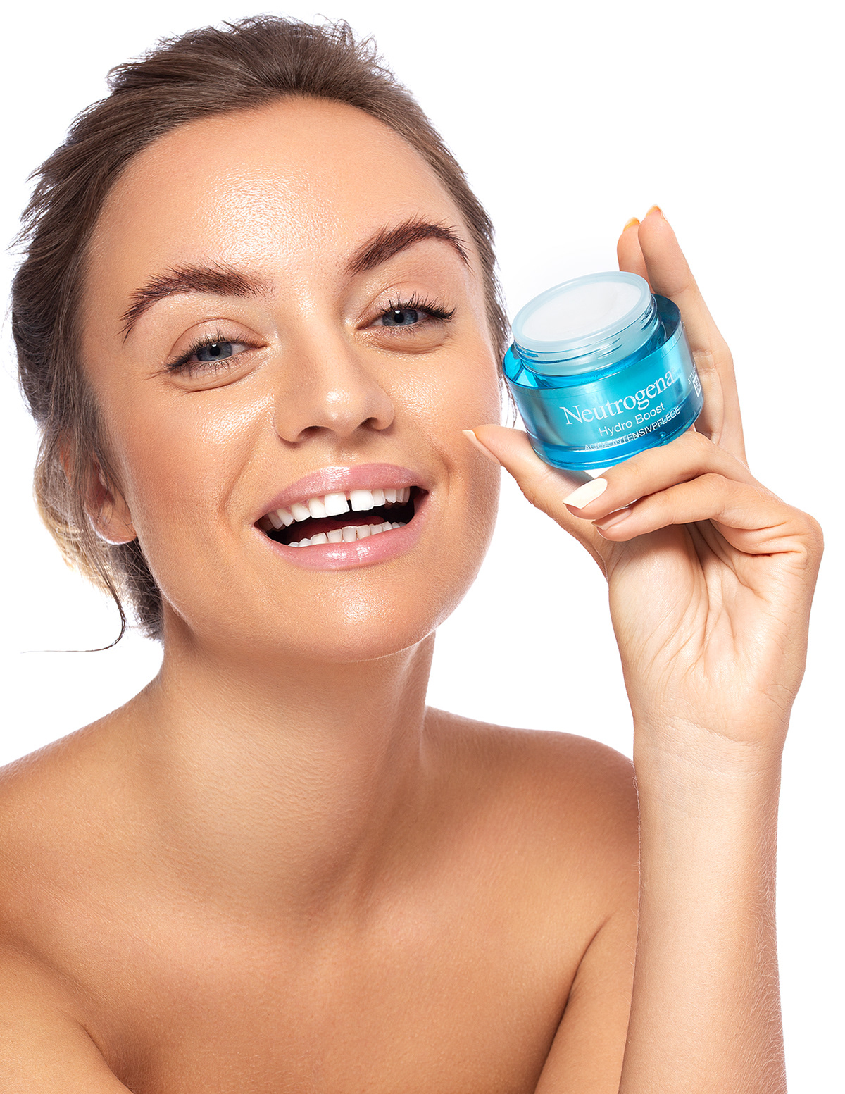 Beautyfotografie, Portrait, Highend Retusche, weißer Hintergund, No-Make-up Look, Skincare, Lächeln, Creme in der Hand