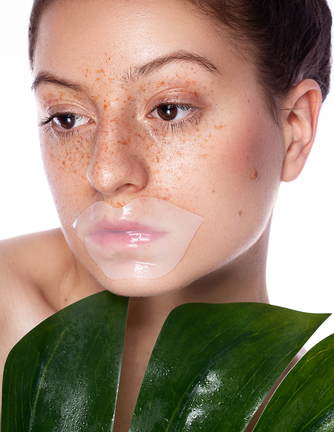 Beautyfotografie, Portrait, Highend Retusche, weißer Hintergund, No-Make-up Look, Skincare, Lippenpad, Sommersprossen
