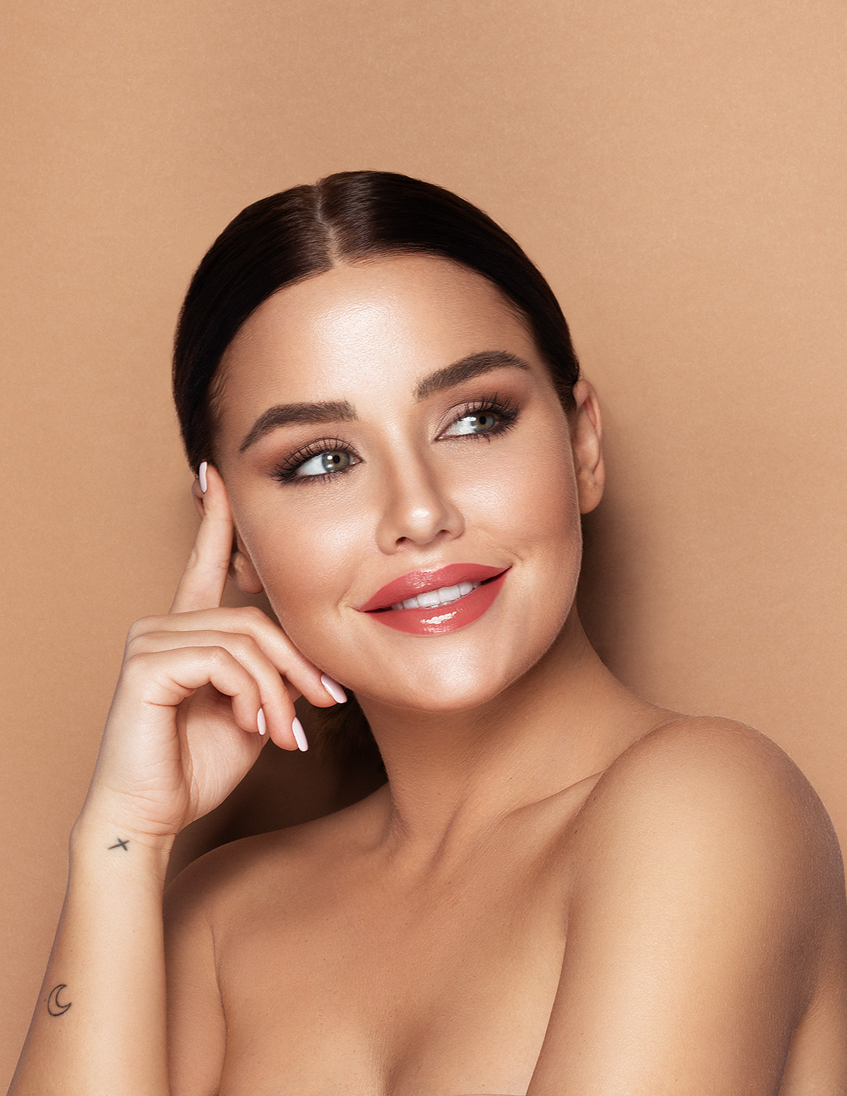 Beautyfotografie, Portrait, Kim Gloss, Campaign, Lächeln, brauner Hintergrund