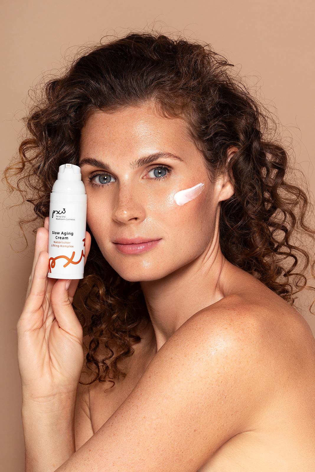 Beautyfotografie, Skincare Kampagne, Hautpflege, Model mit Locken, Natürlicher Look