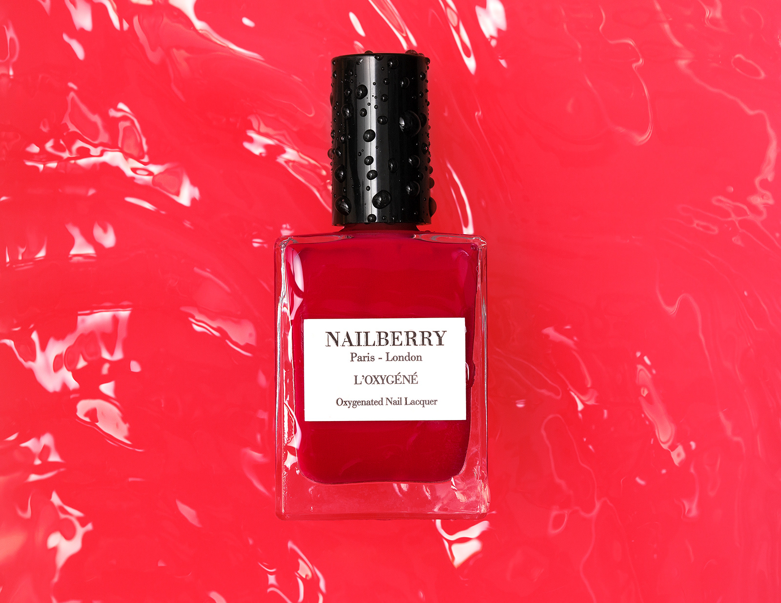 Produktfoto, roter Nagellack liegt auf hell roten Wasser, Produktfotograf, Produktfotografin