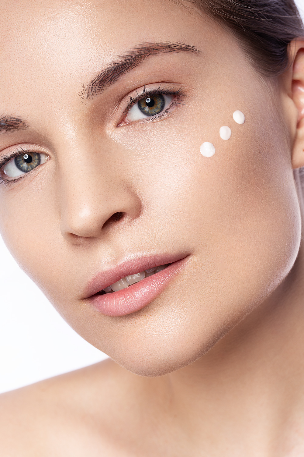 Beautyfotografie, Portrait, Highend Retusche, weißer Hintergund, No-Make-up Look, Skincare, Creme Punkte auf Wange