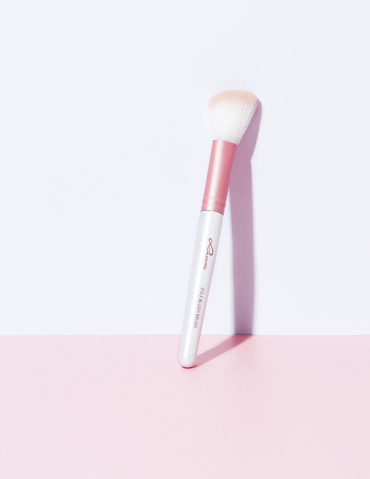 Produktfoto, Blushpinsel stehend, pink, weiß, Hintergrund in pink und weiß, Produktfotograf, Produktfotografin