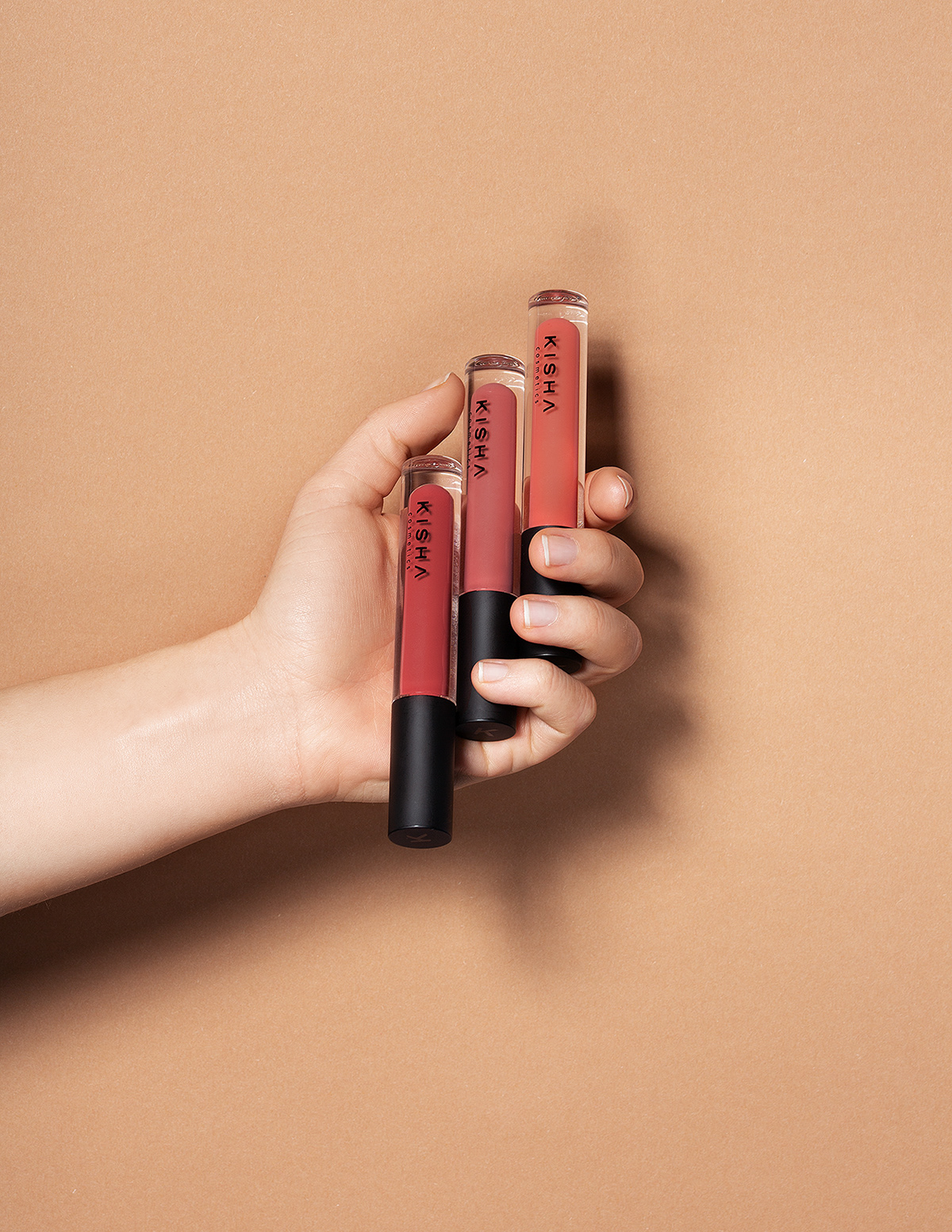 Beautyfotografie, Handfoto, Lipgloss in der Hand, Highend Retusche, brauner Hintergrund