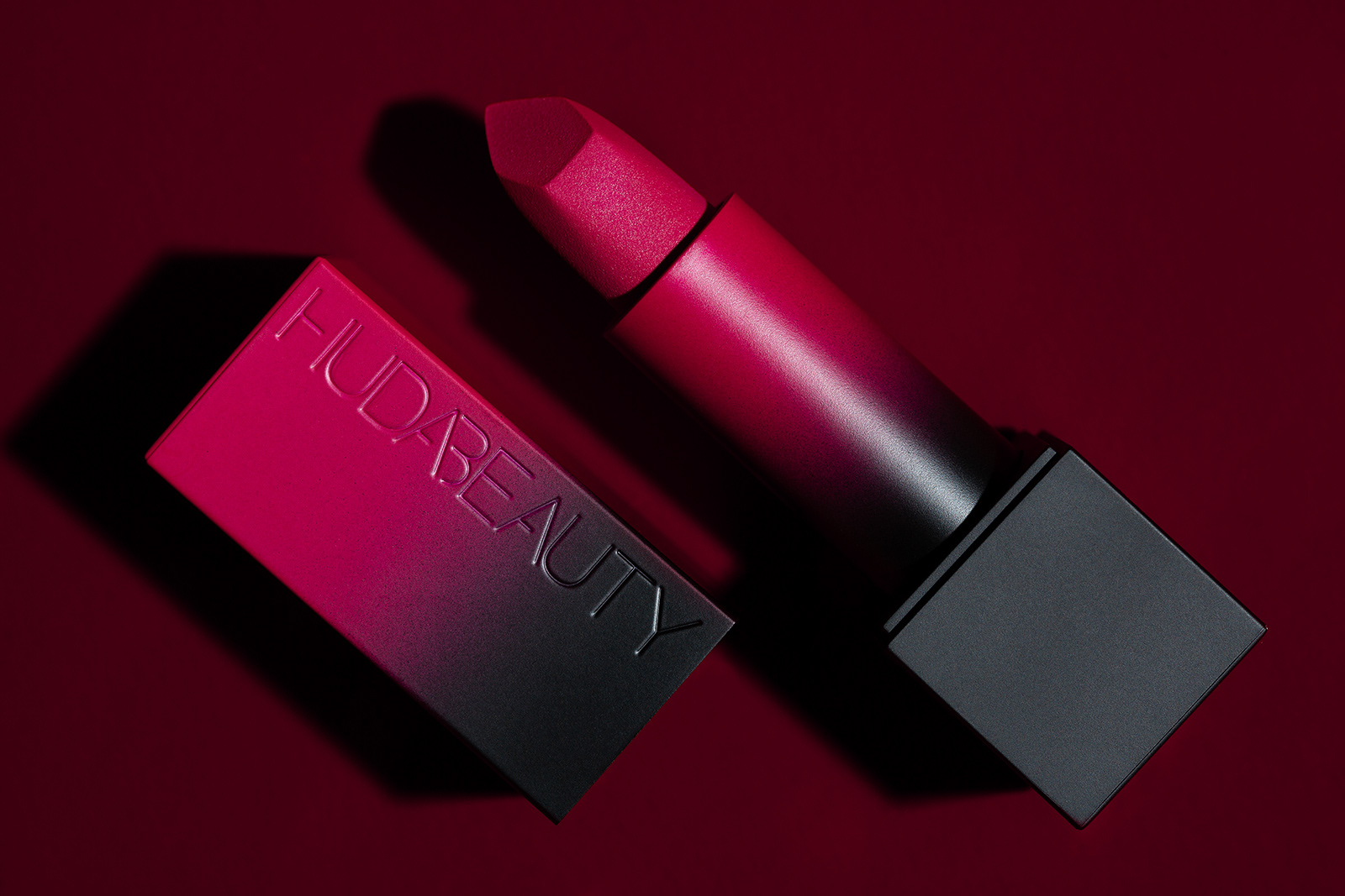 Produktfoto, Lippenstift, Lipstick, Pink, roter Hintergrund, hartes Licht, Produktfotograf, Produktfotografin